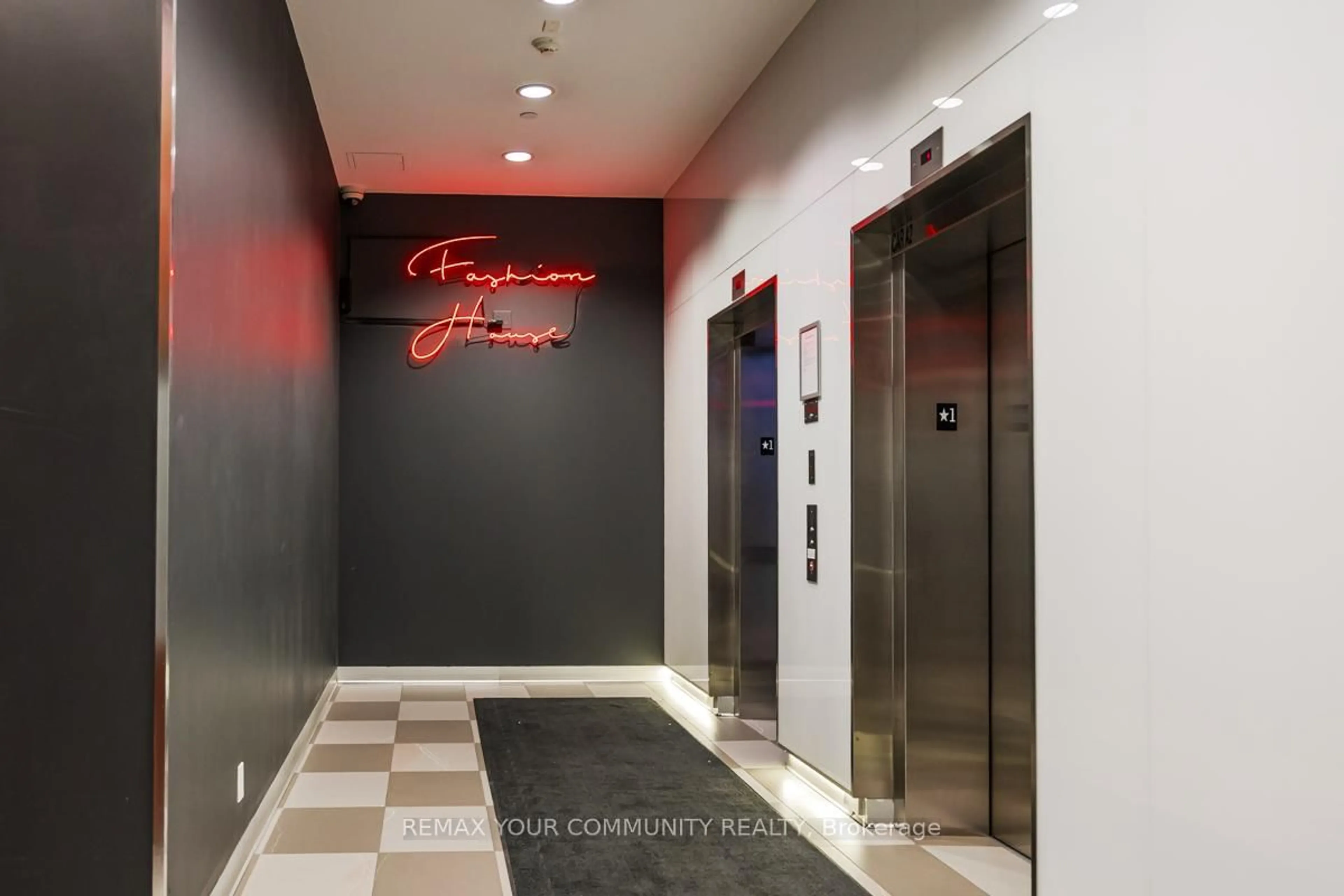 Indoor foyer for 560 King St #703, Toronto Ontario M5V 1M3