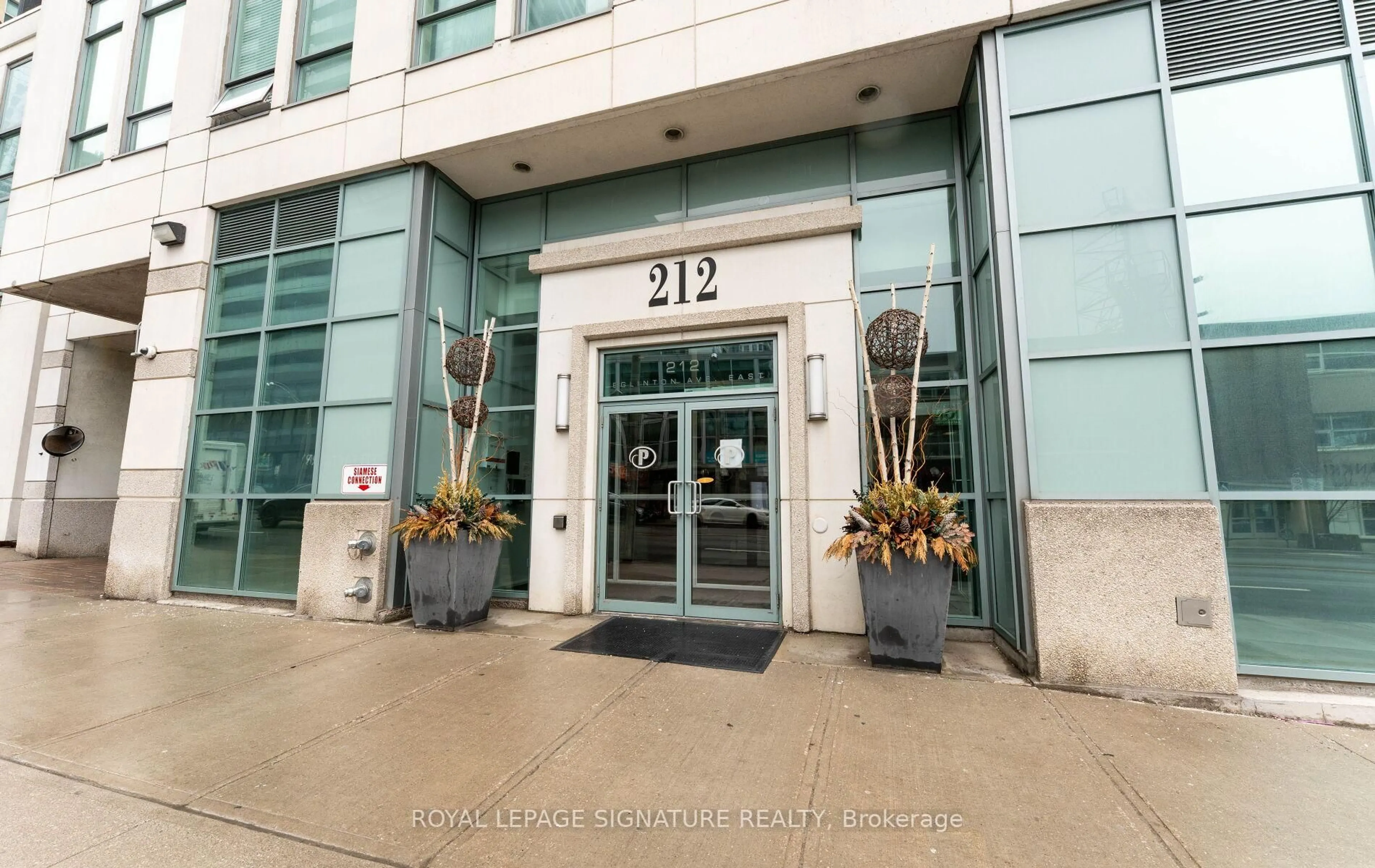 Indoor foyer for 212 Eglinton Ave #1411, Toronto Ontario M4P 0A3