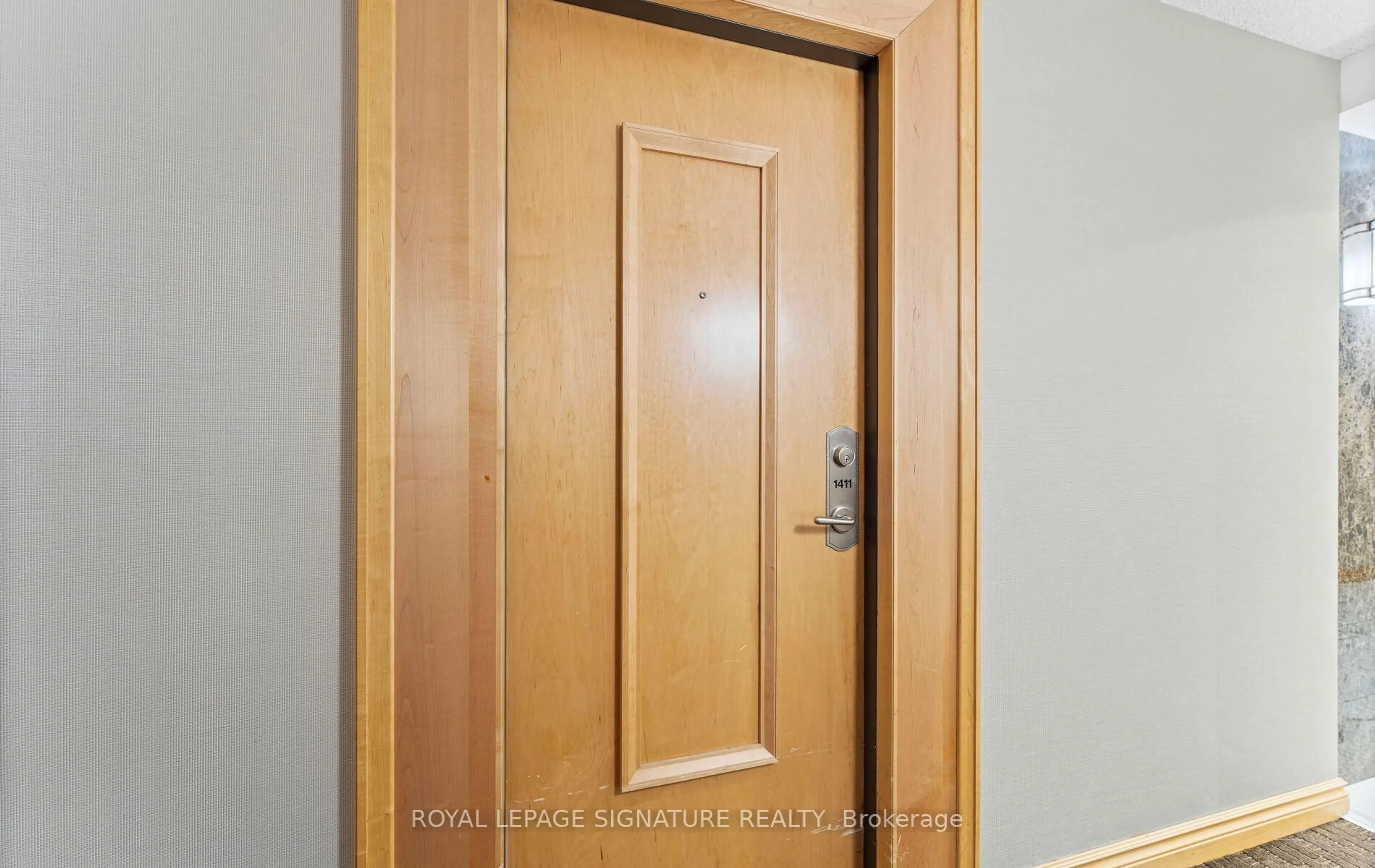 Indoor entryway for 212 Eglinton Ave #1411, Toronto Ontario M4P 0A3