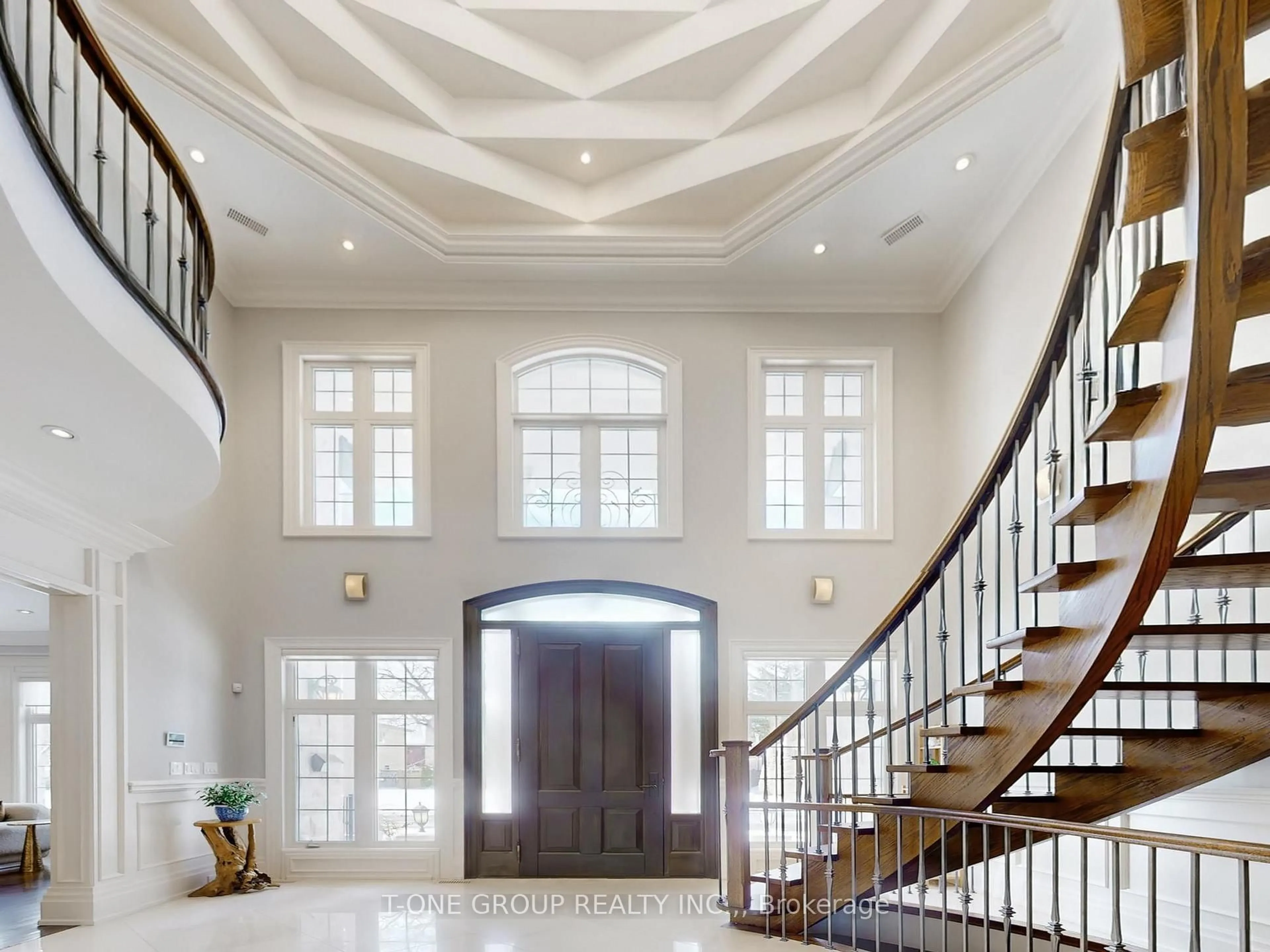 Indoor foyer for 49 Pheasant Rd, Toronto Ontario M2M 3H1