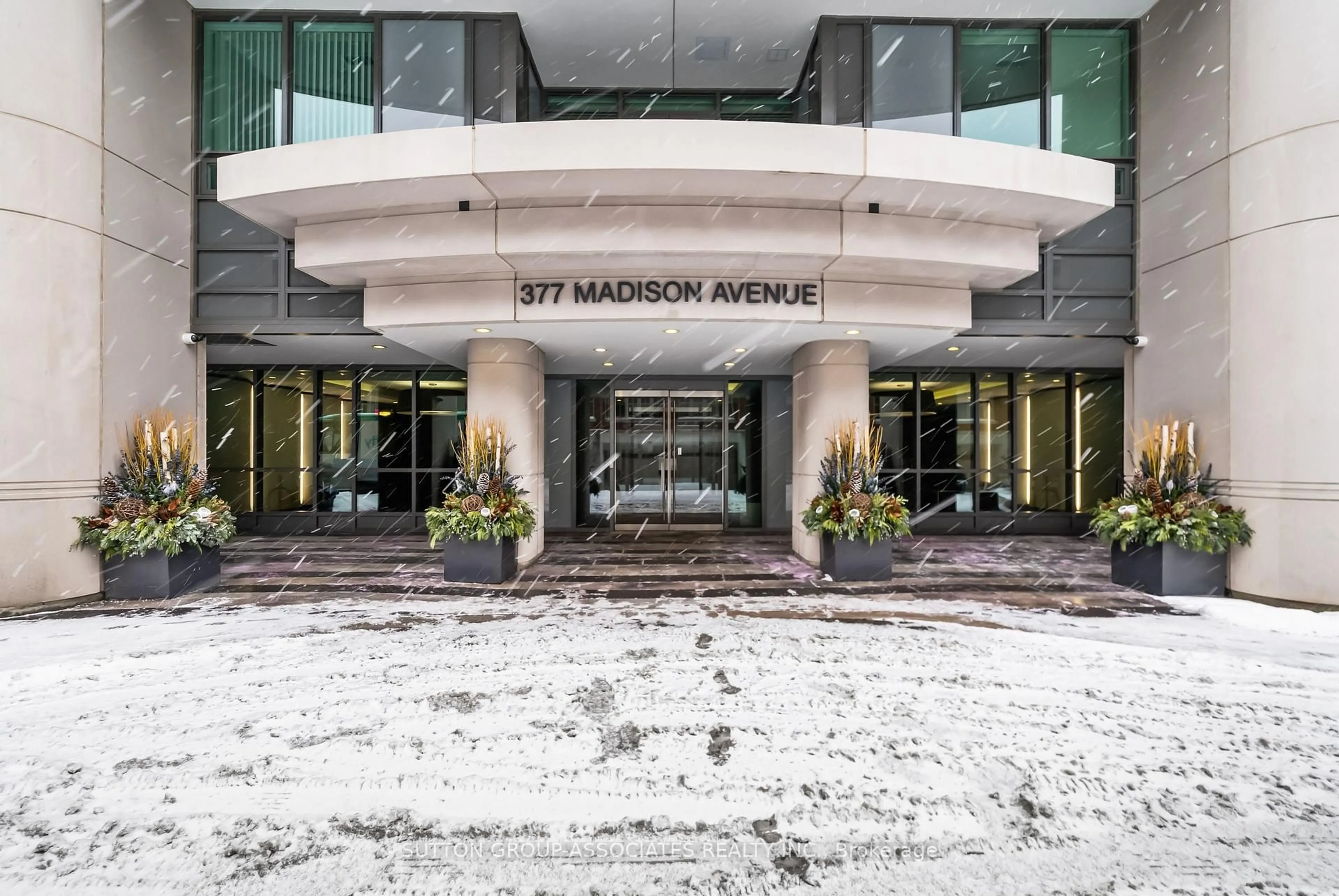Indoor foyer for 377 Madison Ave #502, Toronto Ontario M4V 3E1