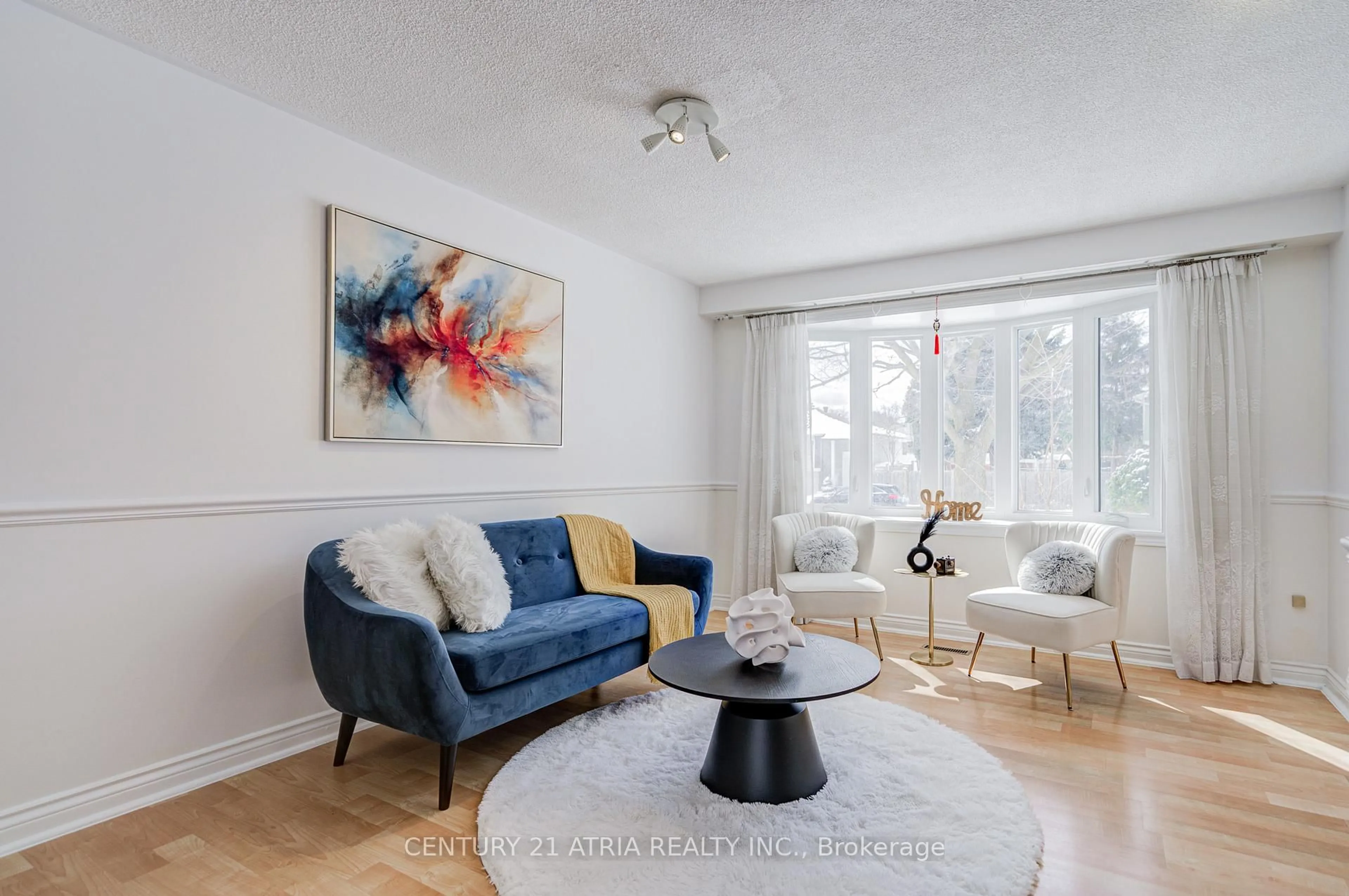 Living room with furniture, wood/laminate floor for 154 Freshmeadow Dr, Toronto Ontario M2H 2R1