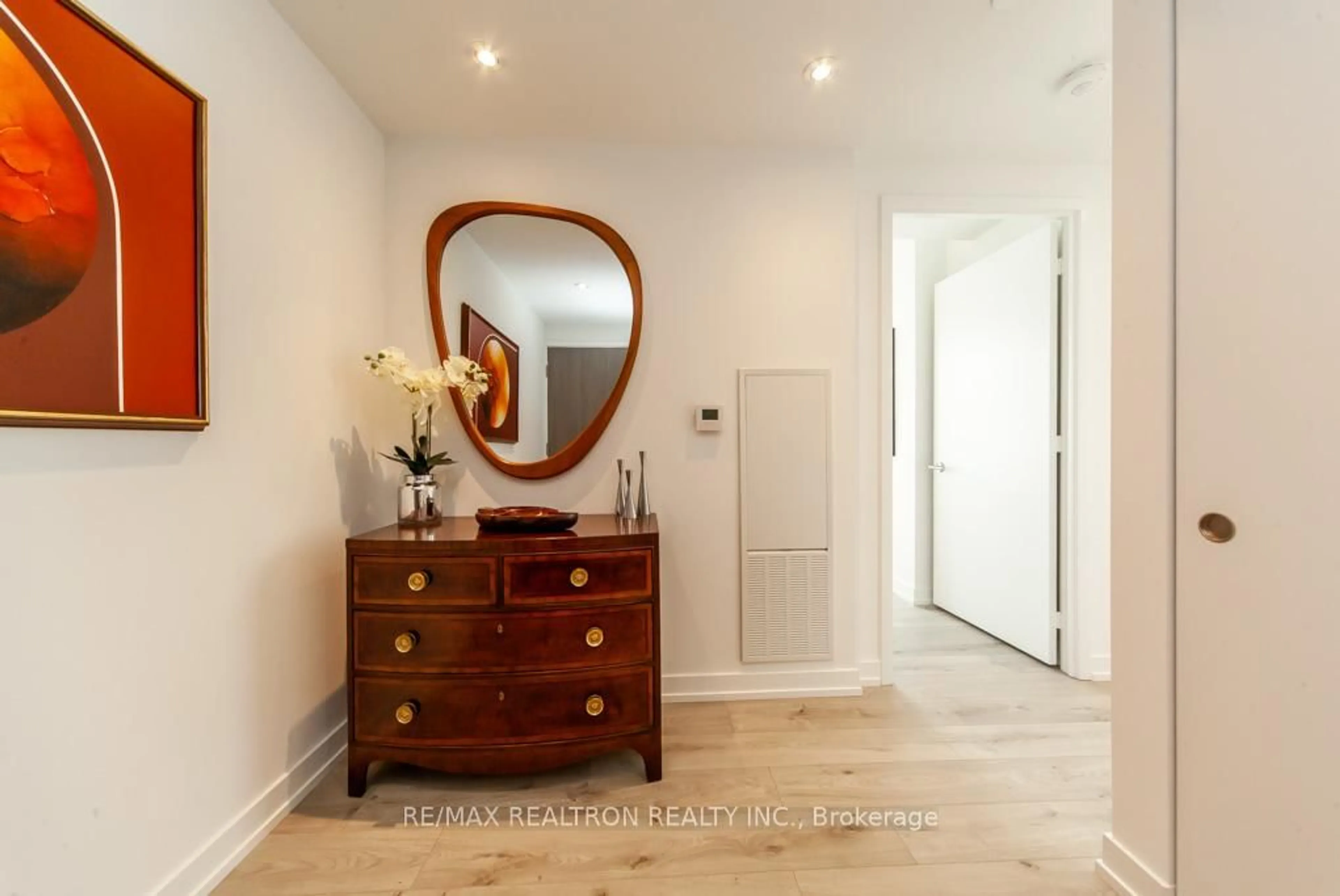 Indoor entryway for 161 Roehampton Ave #4004, Toronto Ontario M4P 0C8