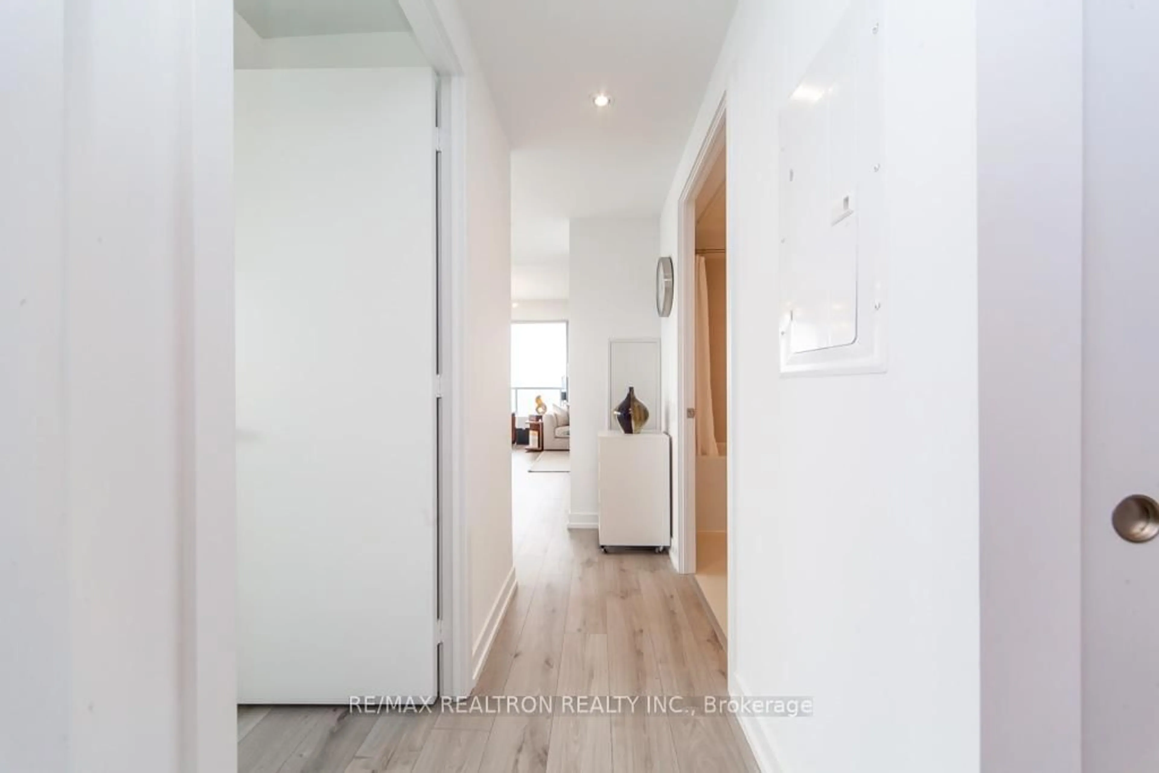 Indoor entryway for 161 Roehampton Ave #4004, Toronto Ontario M4P 0C8