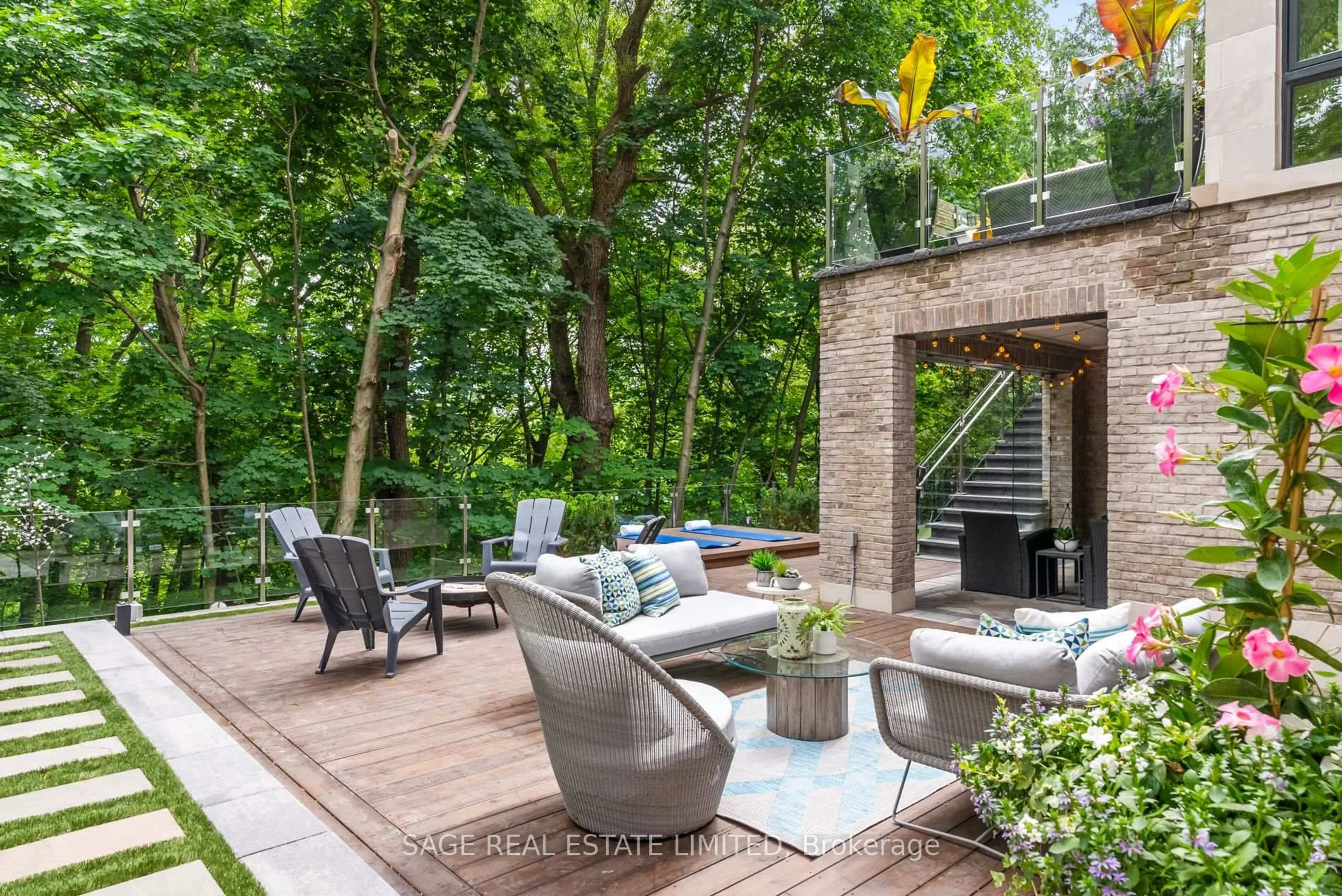 Patio, forest/trees view for 11 Ridgewood Rd, Toronto Ontario M5P 1T4