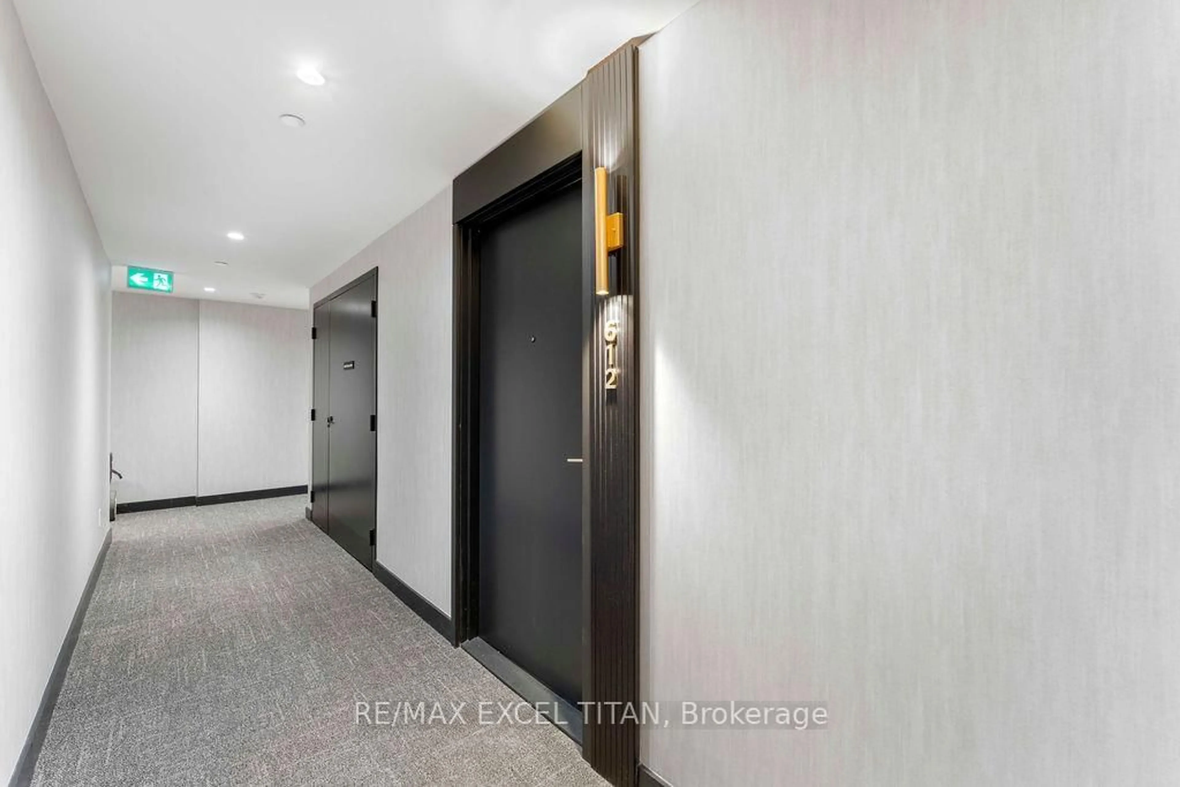 Indoor foyer for 5 Lakeview Ave #612, Toronto Ontario M6J 0H3