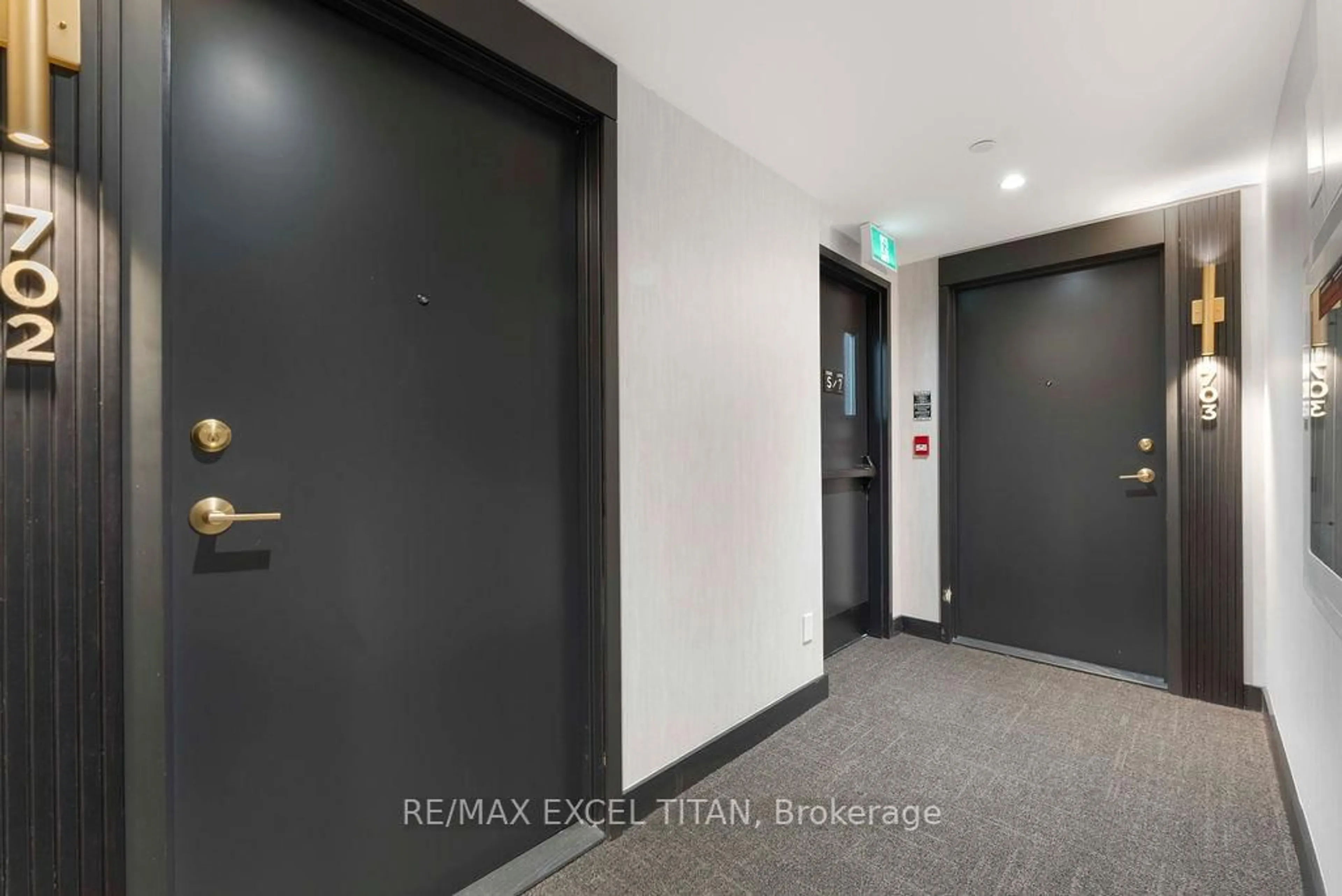 Indoor entryway for 5 Lakeview Ave #703, Toronto Ontario M6J 0H3