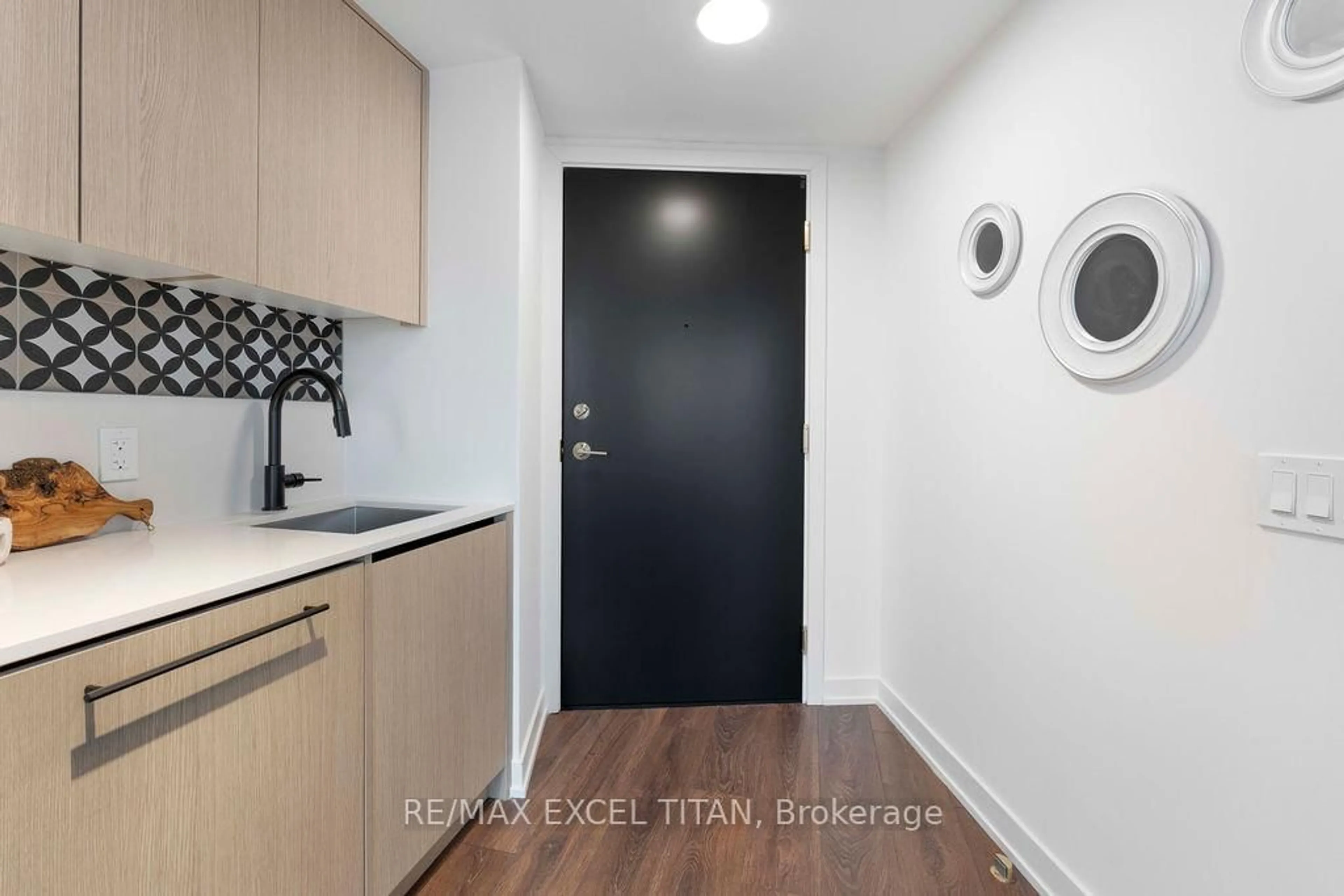 Standard kitchen, unknown for 5 Lakeview Ave #703, Toronto Ontario M6J 0H3