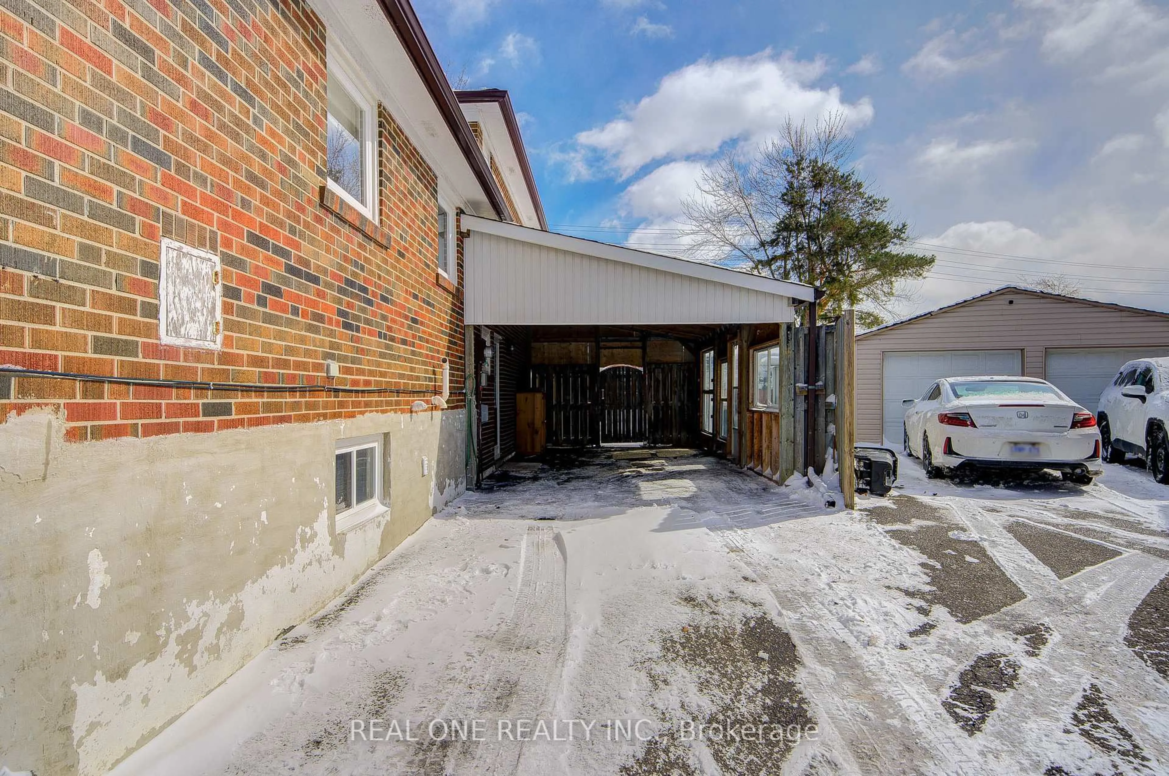 A pic from outside/outdoor area/front of a property/back of a property/a pic from drone, building for 85 Clydesdale Dr, Toronto Ontario M2J 3N3