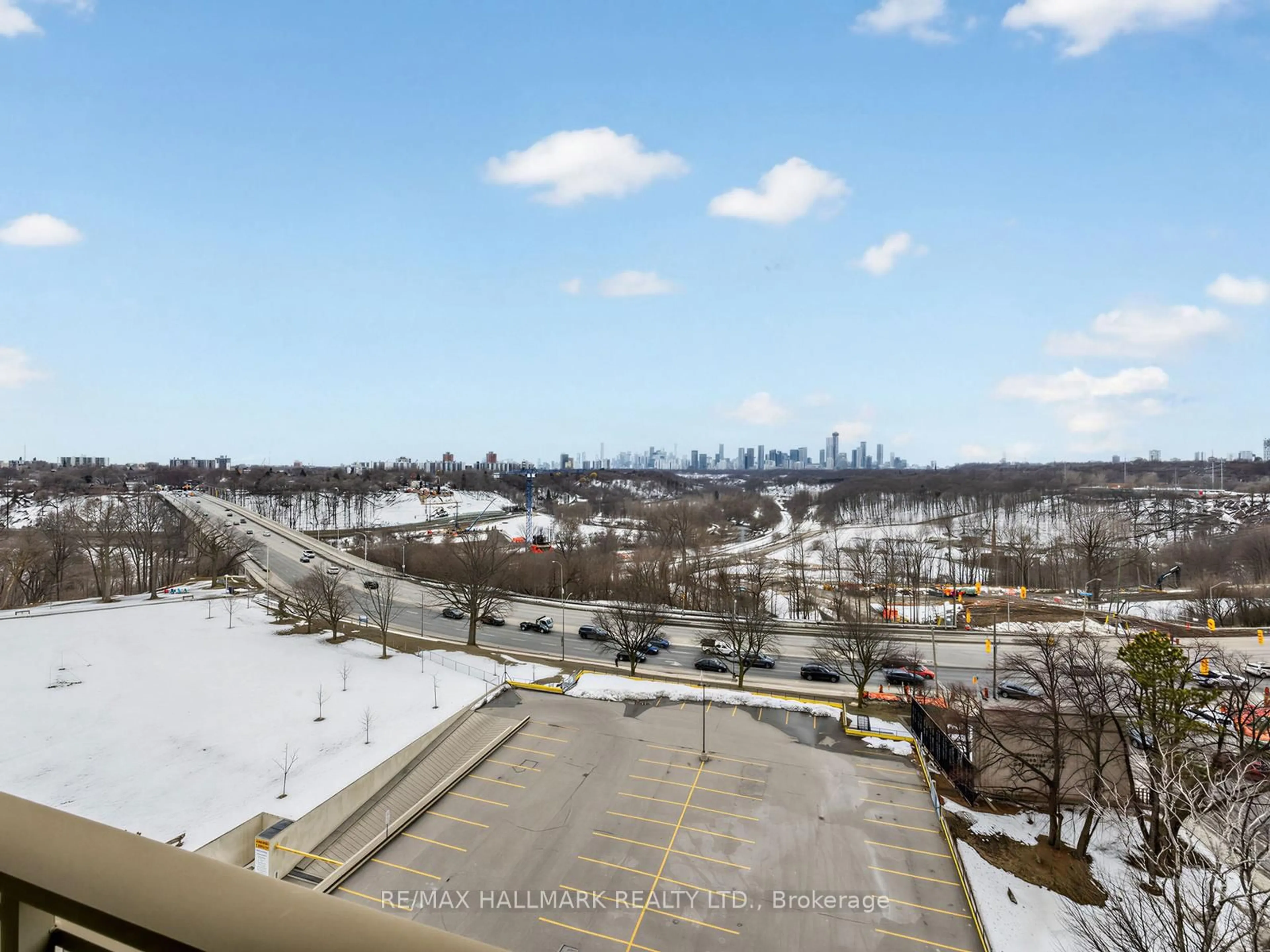 A pic from outside/outdoor area/front of a property/back of a property/a pic from drone, city buildings view from balcony for 1 Leaside Park Dr #724, Toronto Ontario M4H 1R1
