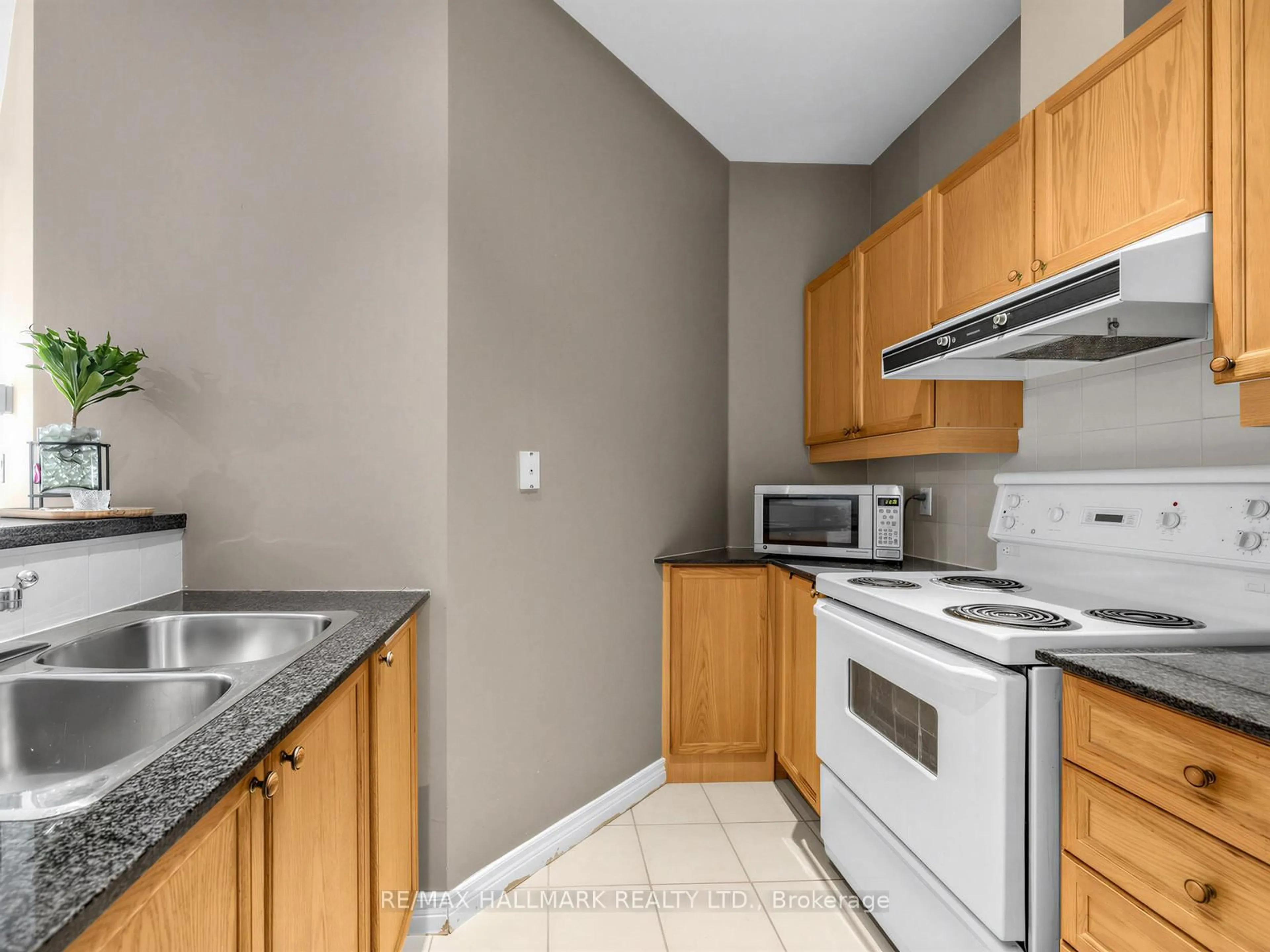 Standard kitchen, unknown for 1 Leaside Park Dr #724, Toronto Ontario M4H 1R1