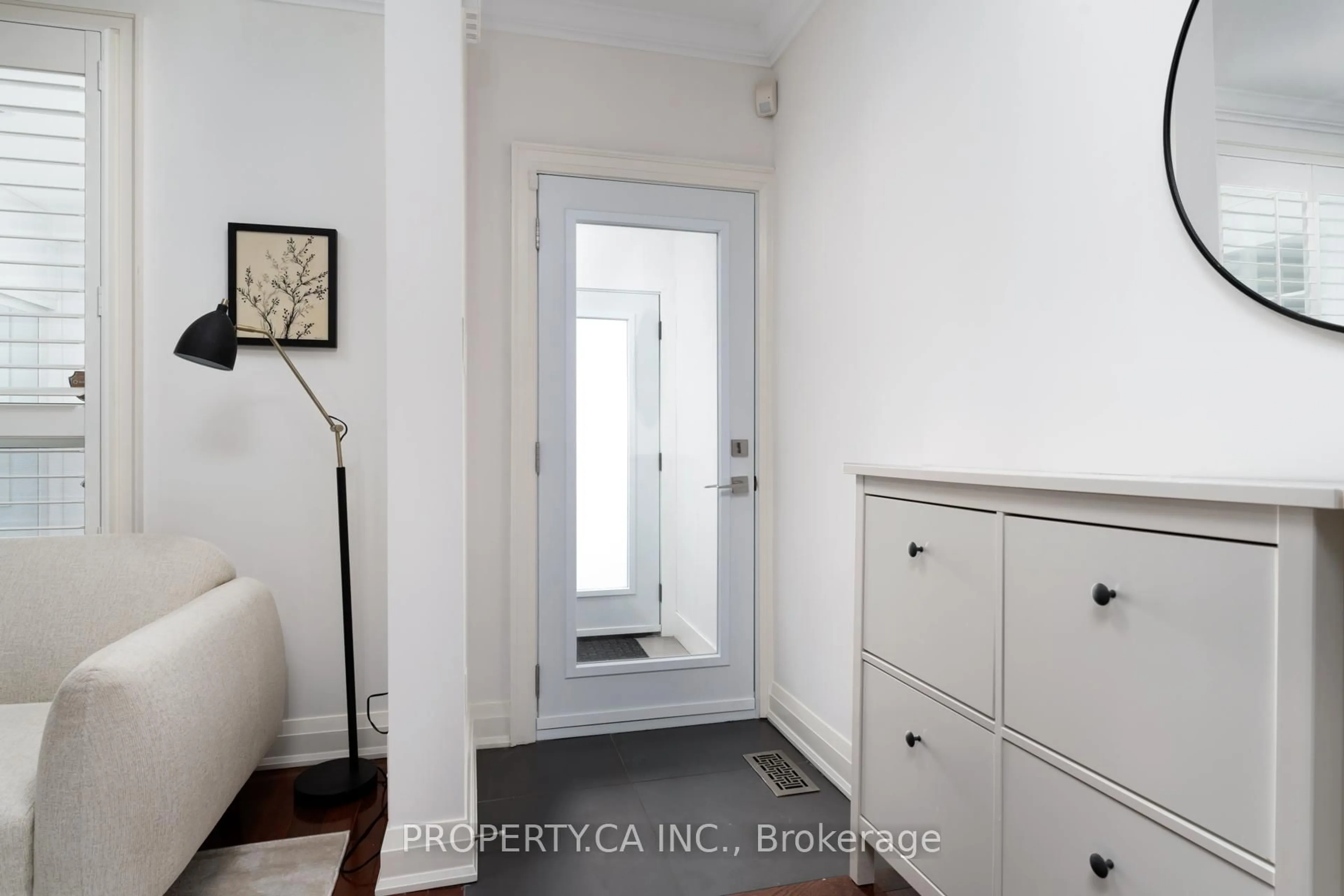 Indoor entryway for 283 Lansdowne Ave, Toronto Ontario M6K 2W2