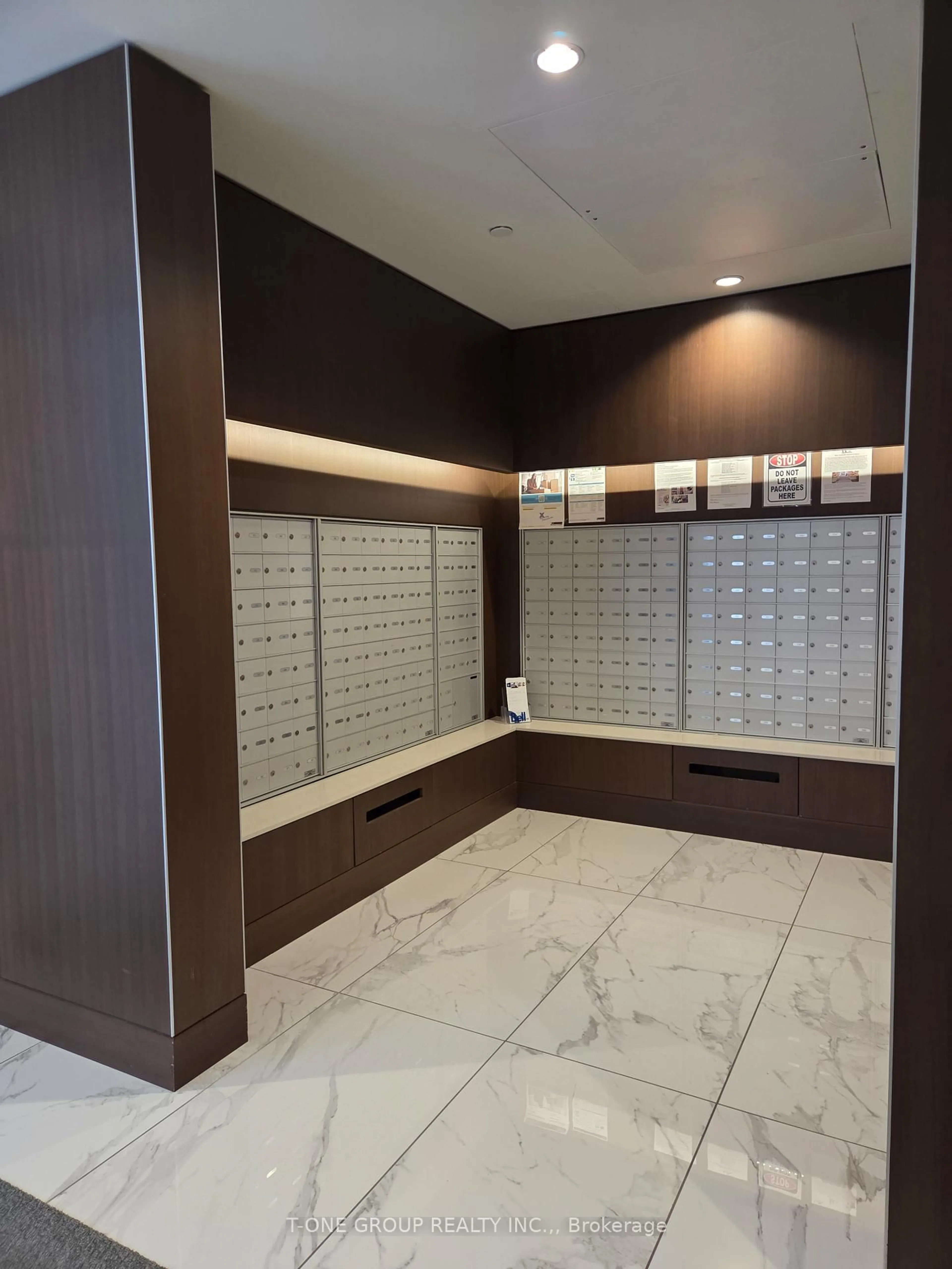 Indoor foyer for 95 Mcmahon Dr #707, Toronto Ontario M2K 0H1