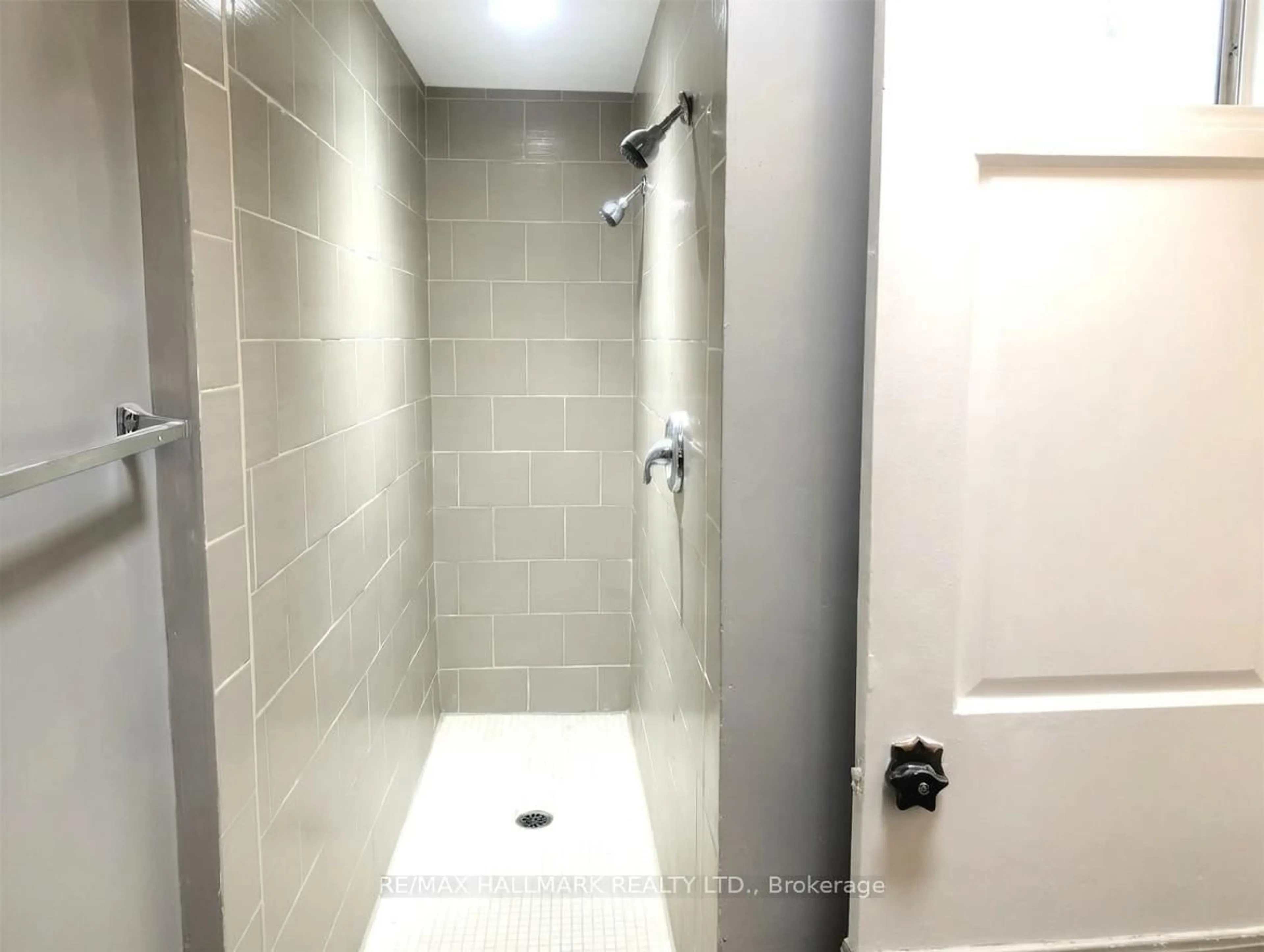 Standard bathroom, ceramic/tile floor for 222 Broadway Ave, Toronto Ontario M4P 1V9