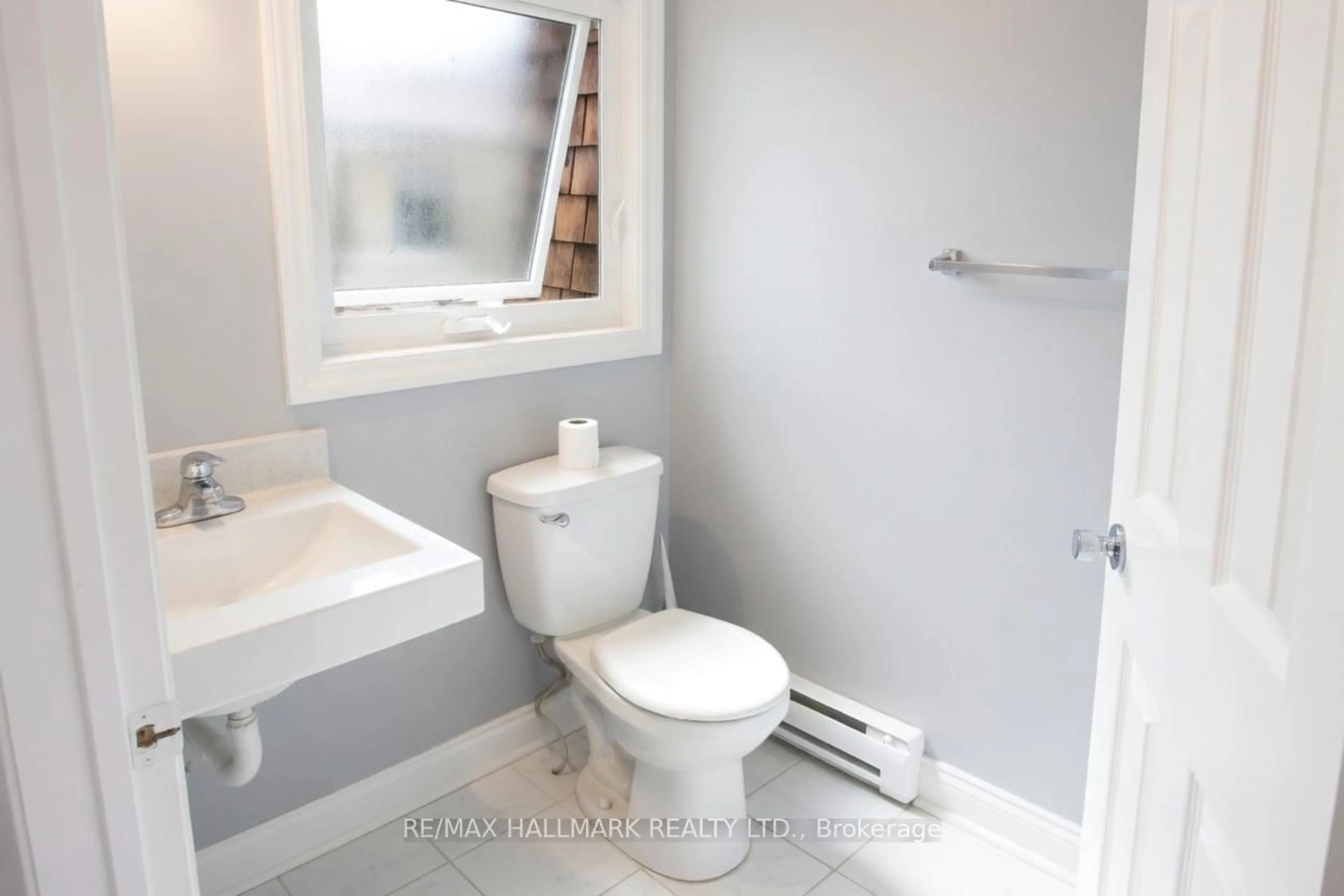Standard bathroom, unknown for 222 Broadway Ave, Toronto Ontario M4P 1V9