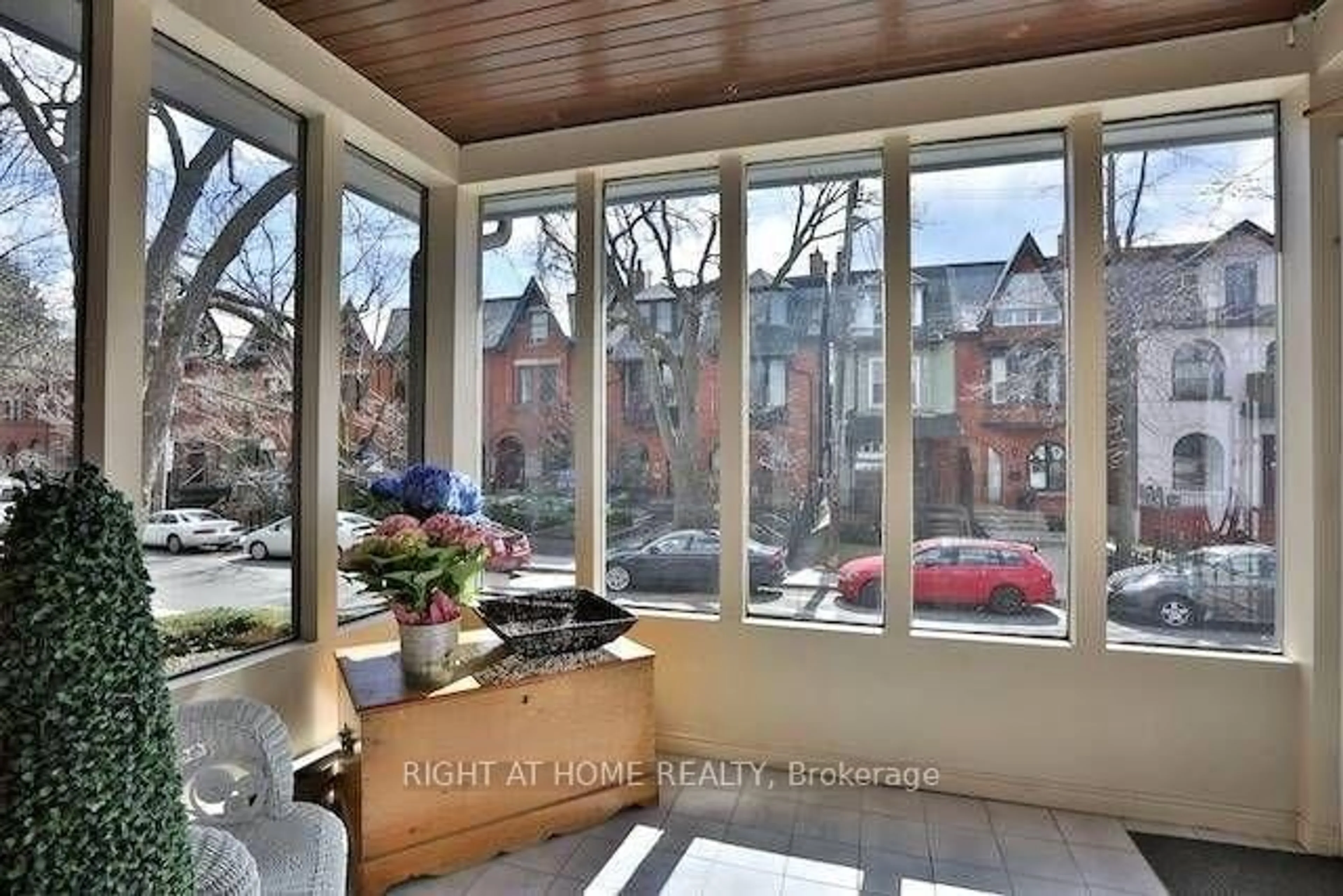 Indoor entryway for 34 Macpherson Ave, Toronto Ontario M5R 1W8