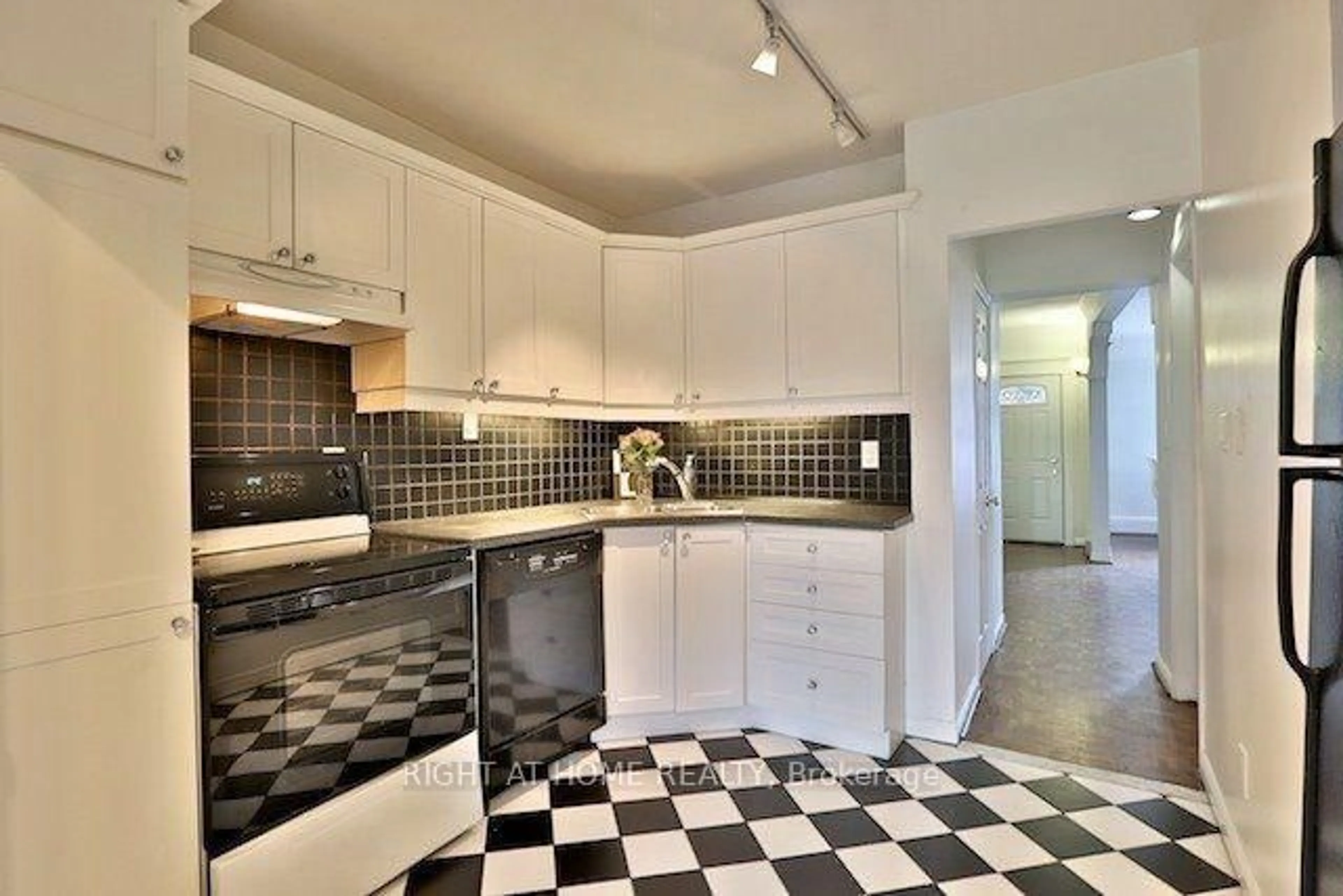 Standard kitchen, ceramic/tile floor for 34 Macpherson Ave, Toronto Ontario M5R 1W8