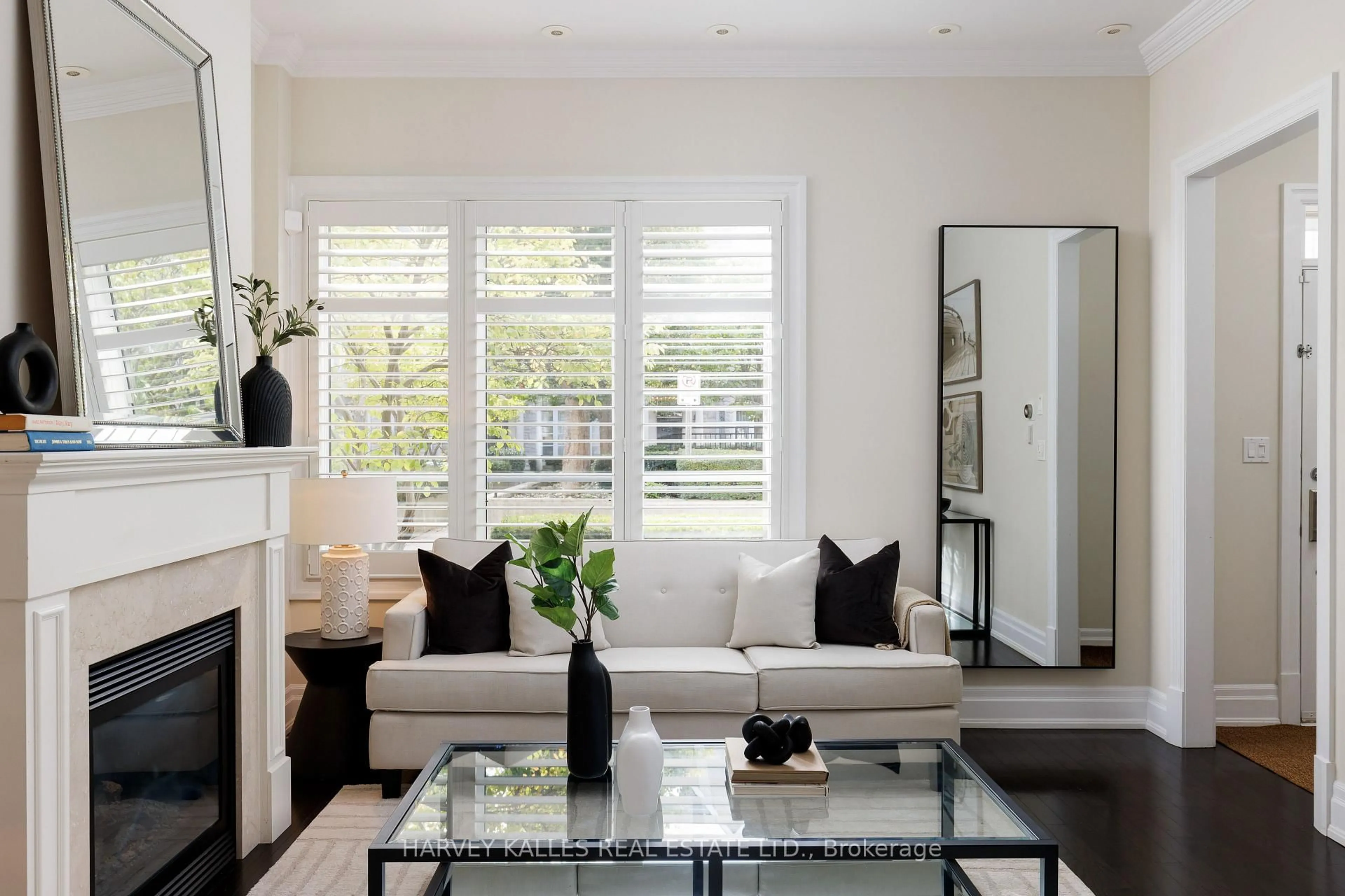 Living room with furniture, unknown for 51 York Mills Rd #304, Toronto Ontario M2P 1B6