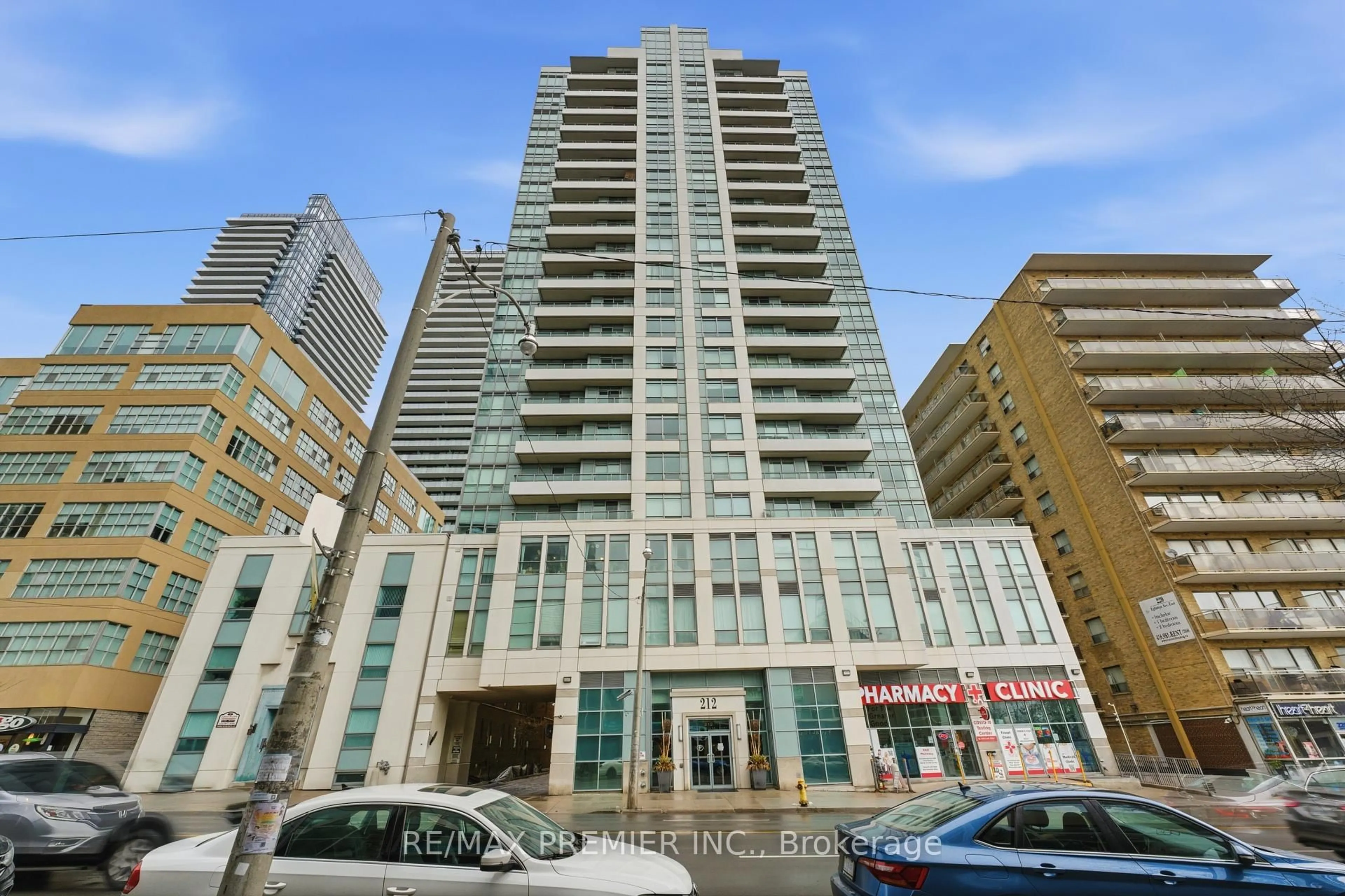 Indoor foyer for 212 Eglinton Ave ##307, Toronto Ontario M4P 0A3