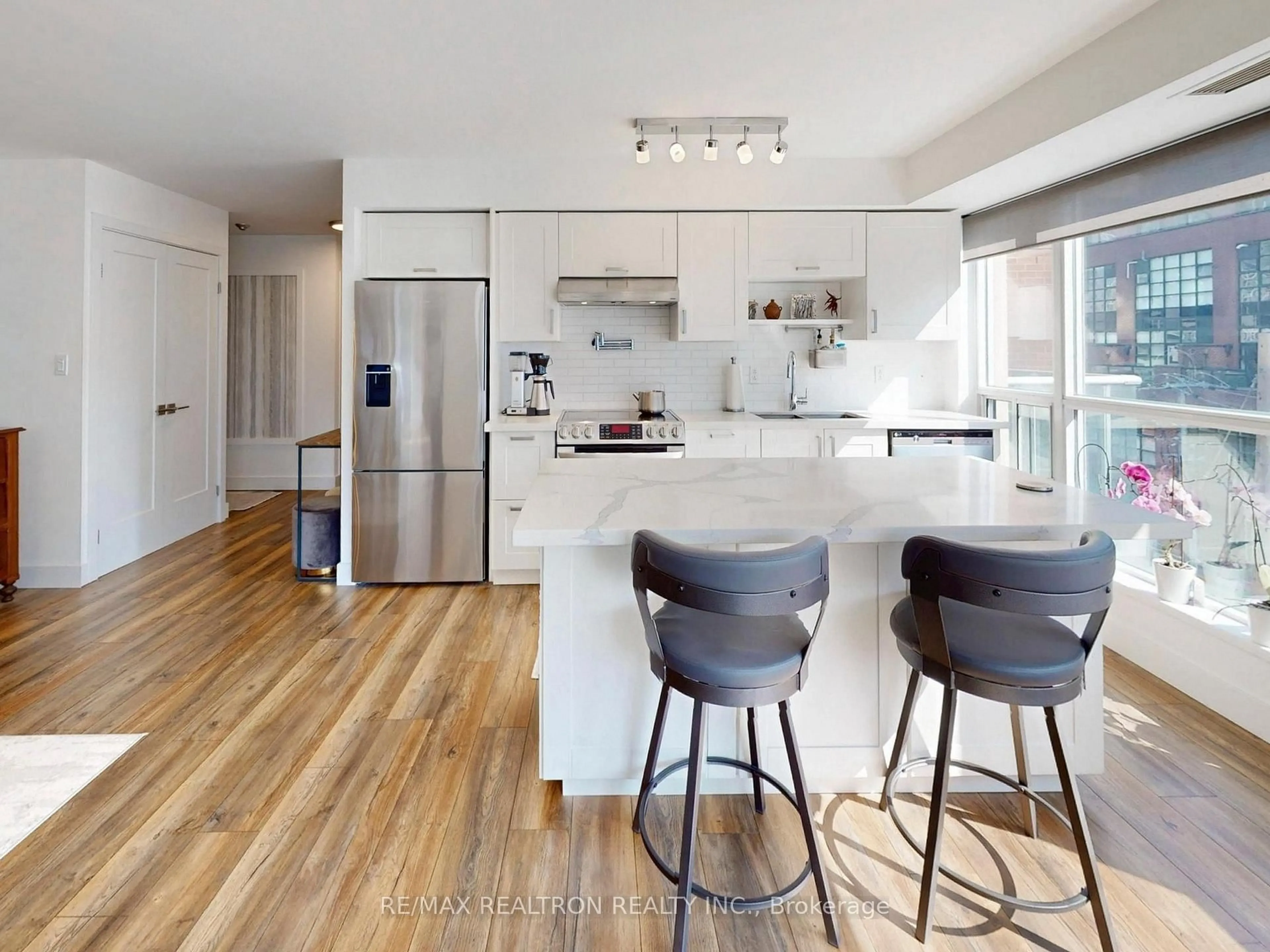Contemporary kitchen, wood/laminate floor for 230 King St #508, Toronto Ontario M5A 1K5