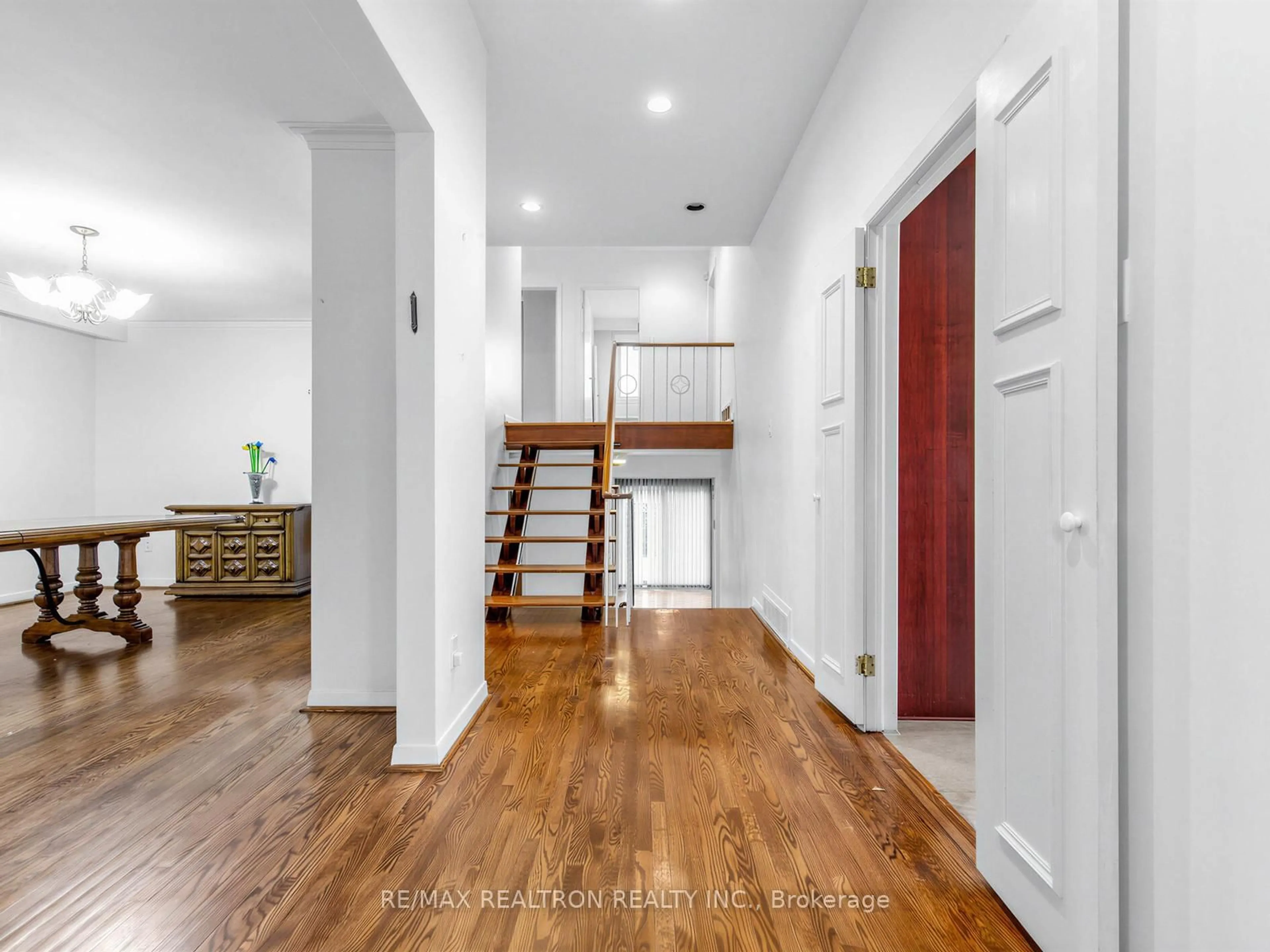 Indoor entryway for 88 Rockford Rd, Toronto Ontario M2R 3A7