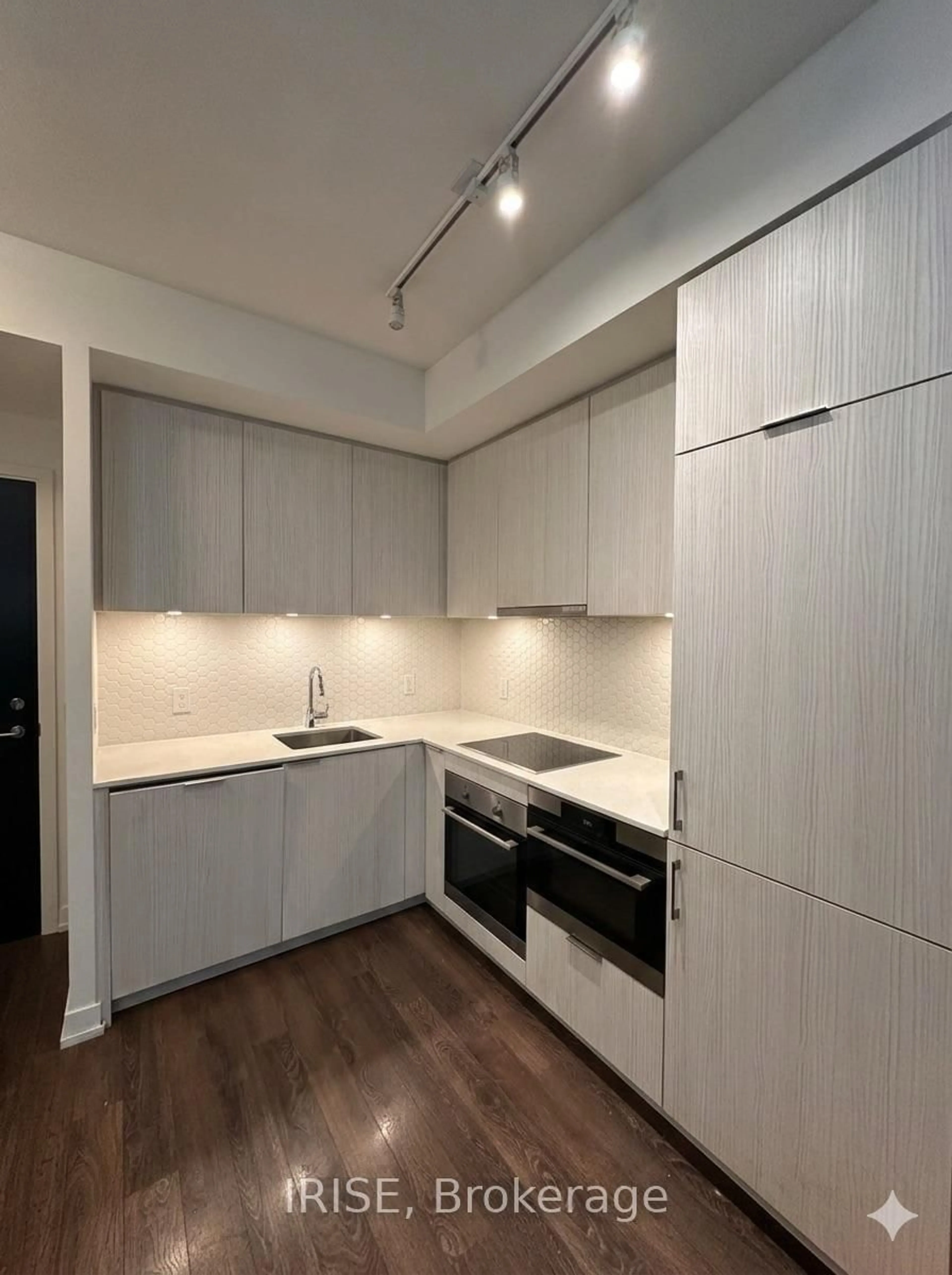 Standard kitchen, wood/laminate floor for 158 FRONT St #212, Toronto Ontario M5A 0K9