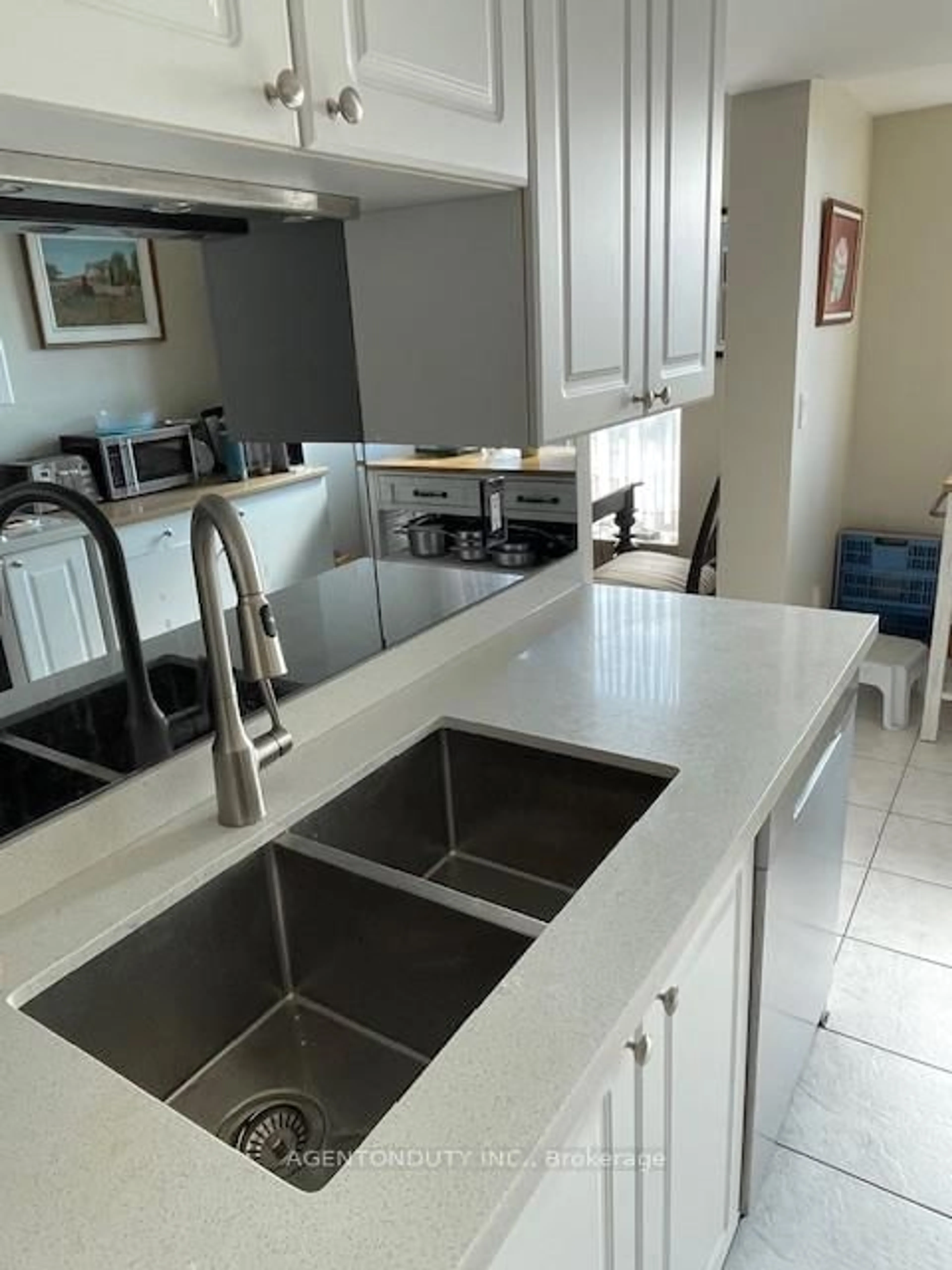 Unknown for 109 Front St #930, Toronto Ontario M5A 4P7