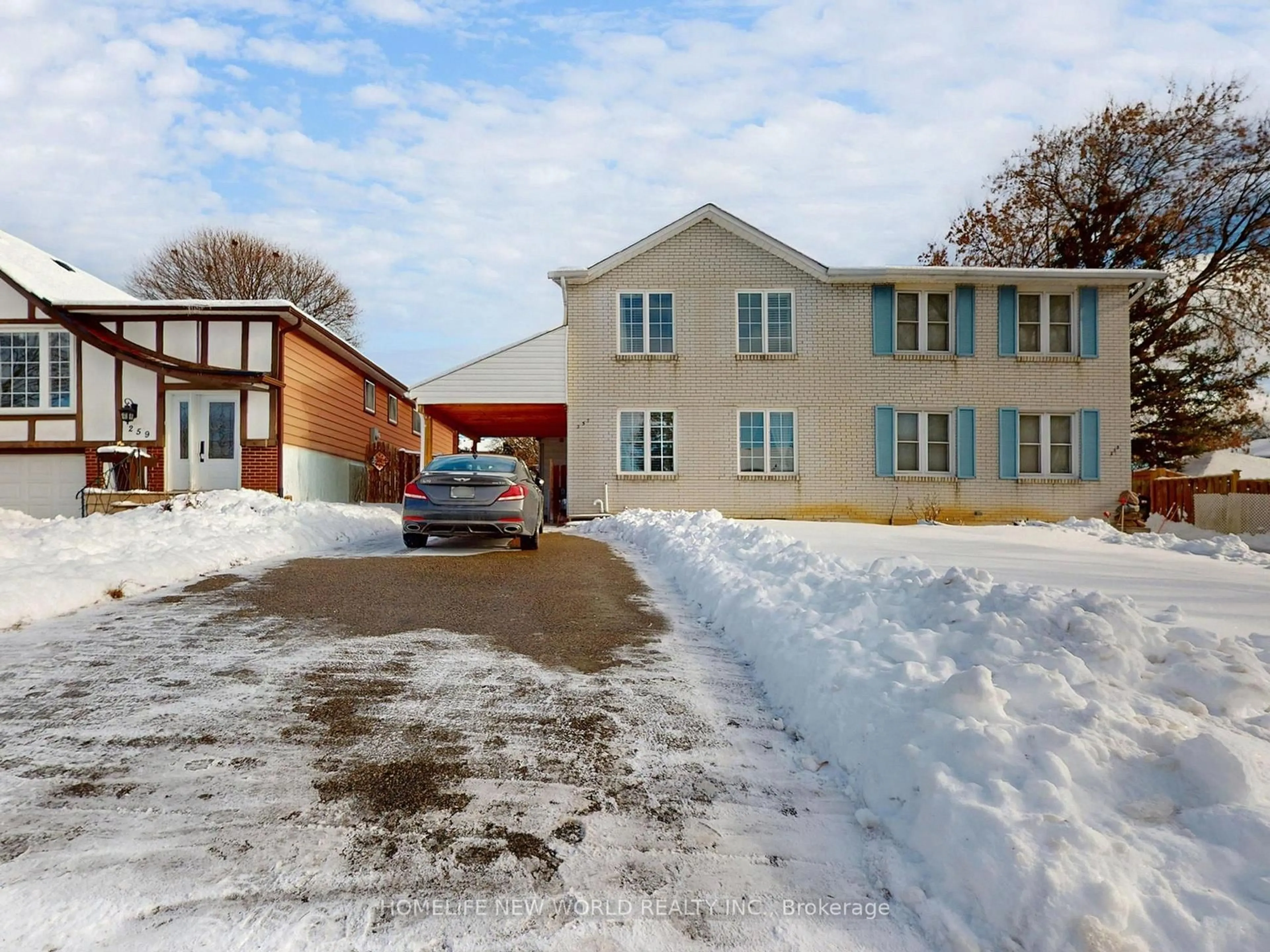 A pic from outside/outdoor area/front of a property/back of a property/a pic from drone, building for 257 Cherokee Blvd, Toronto Ontario M2H 2J9