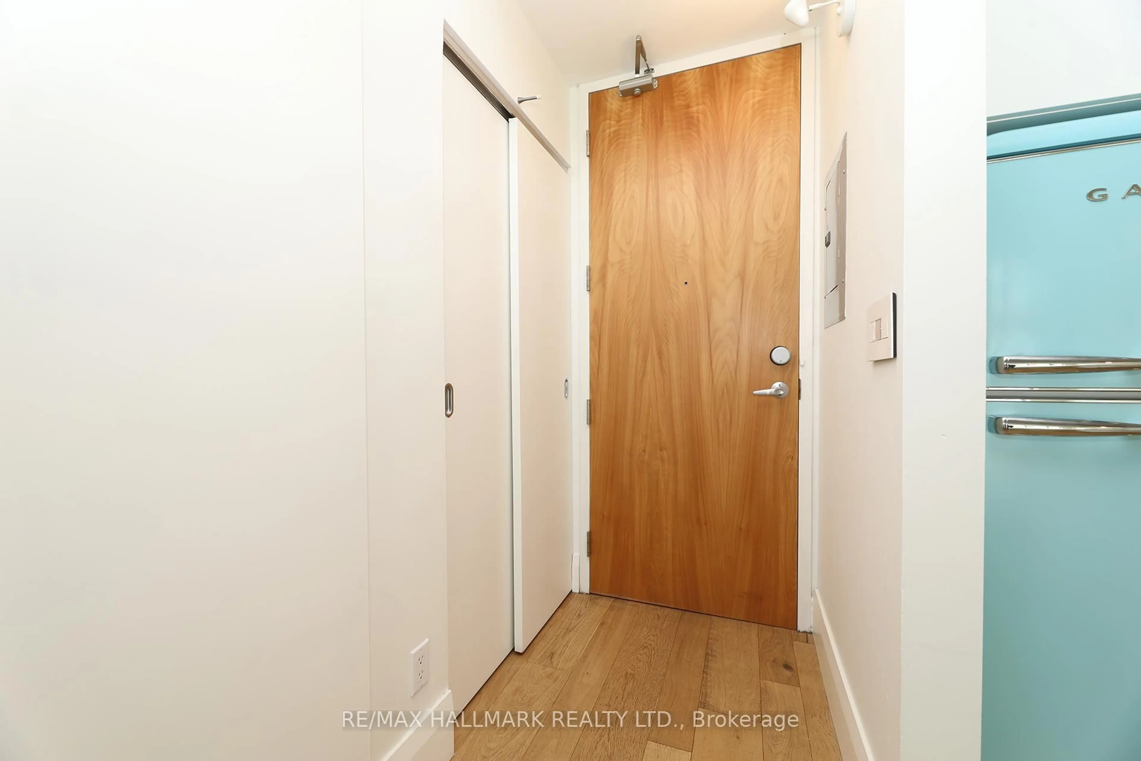 Indoor entryway for 301 Markham St #402, Toronto Ontario M6J 3X2