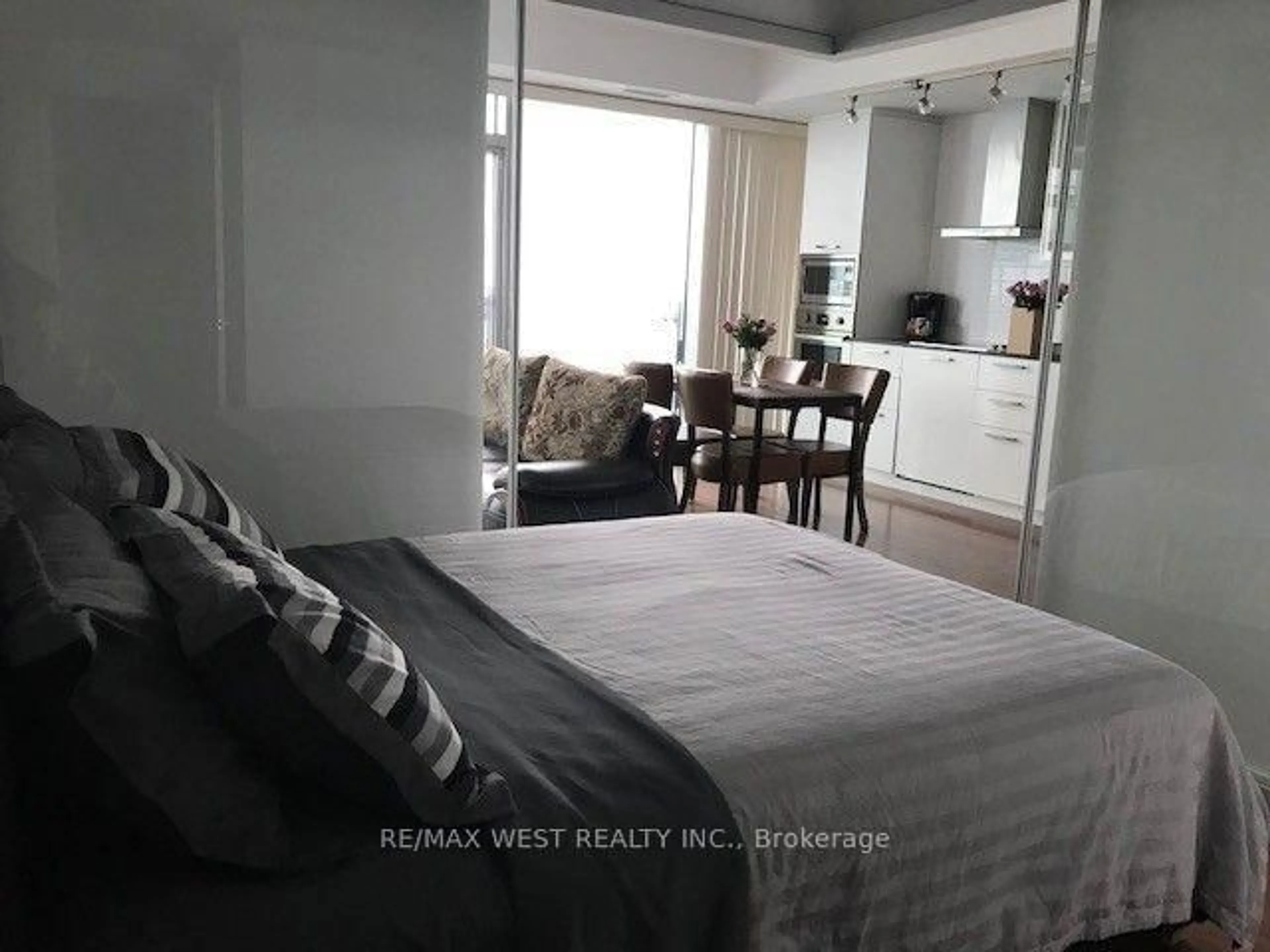 A pic of a room for 14 York St #4507, Toronto Ontario M5J 0B1