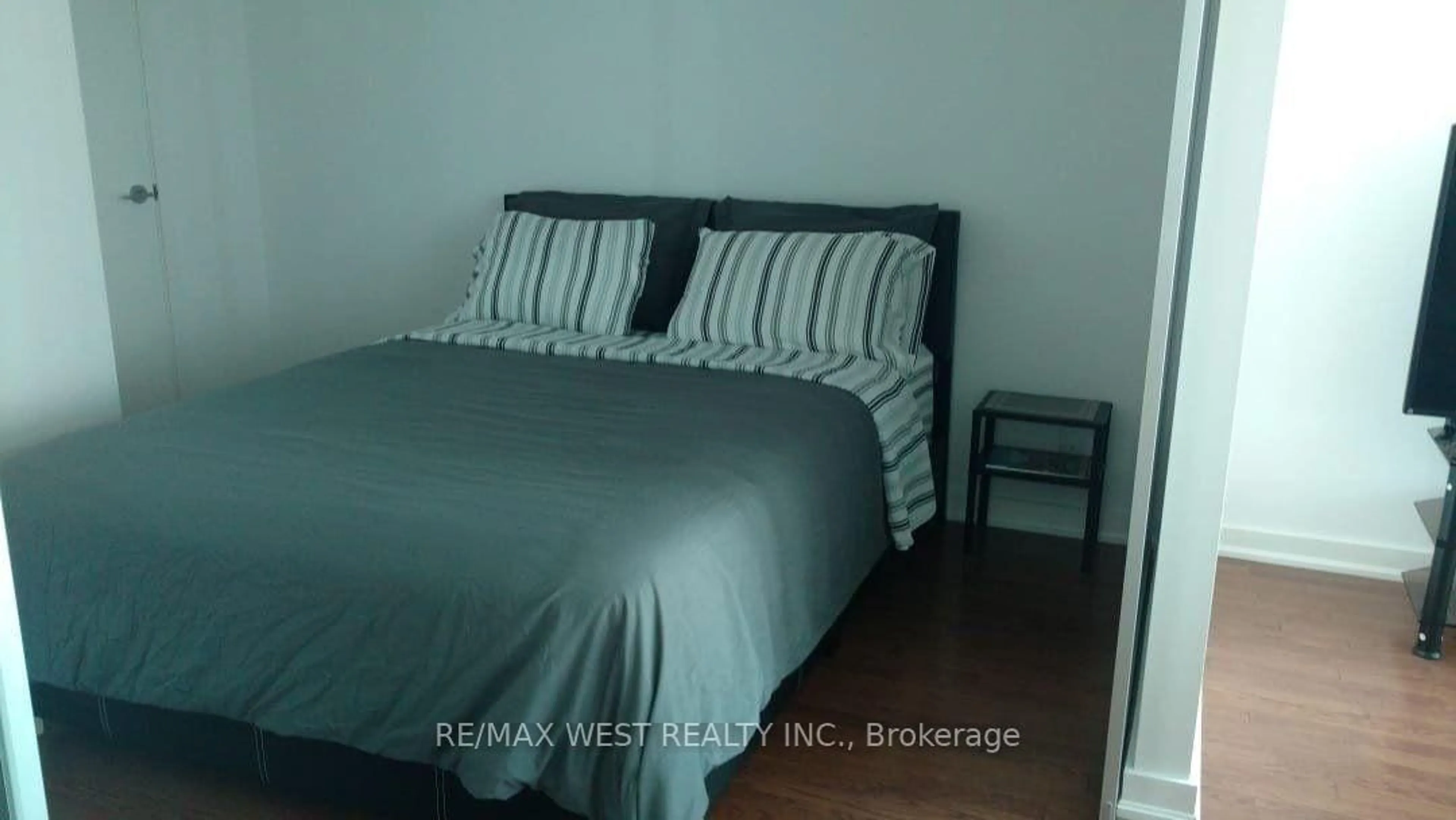 Bedroom with bed, wood/laminate floor for 14 York St #4507, Toronto Ontario M5J 0B1
