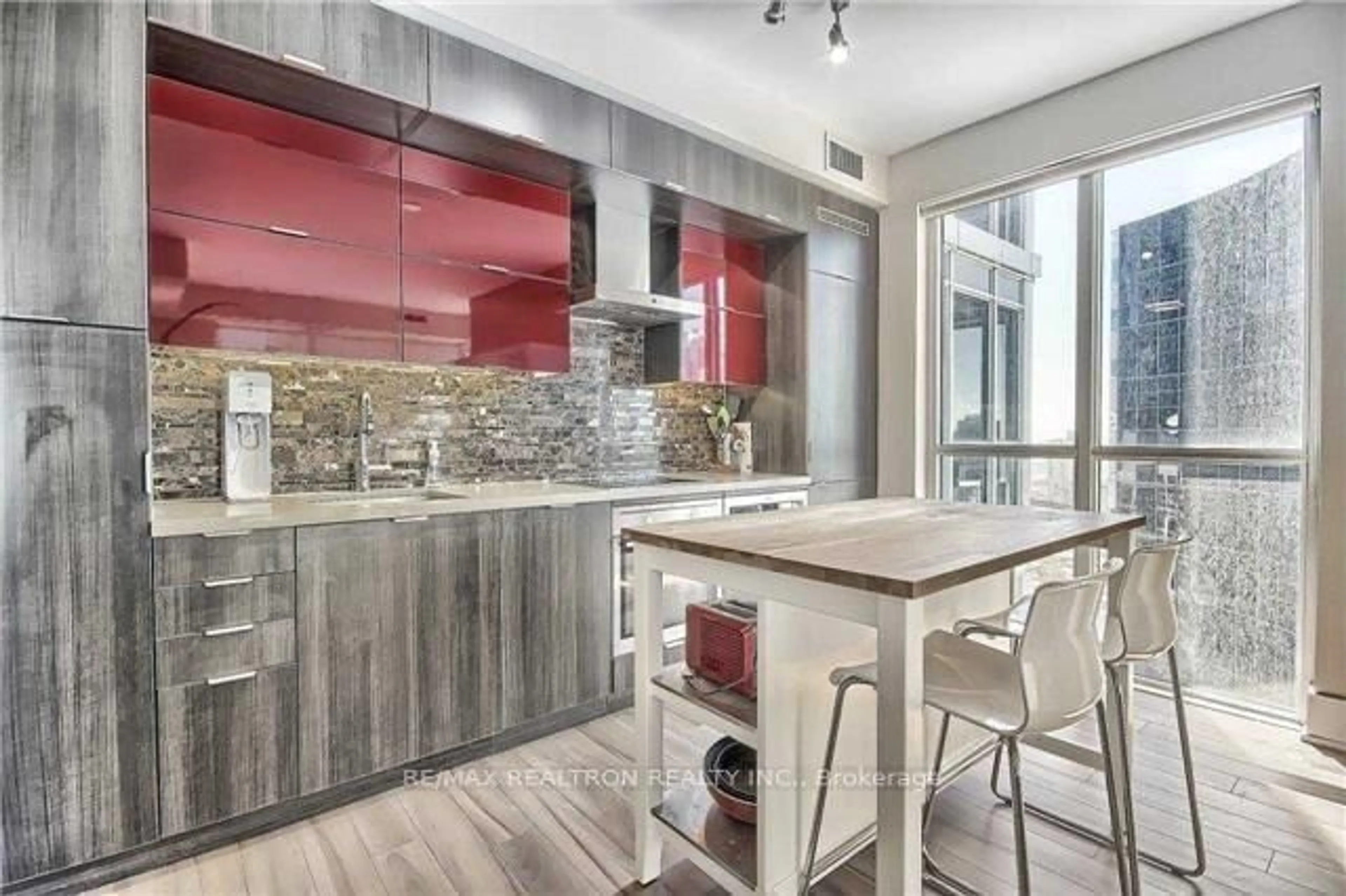 Contemporary kitchen, ceramic/tile floor for 300 Front St #1712, Toronto Ontario M5V 0E9