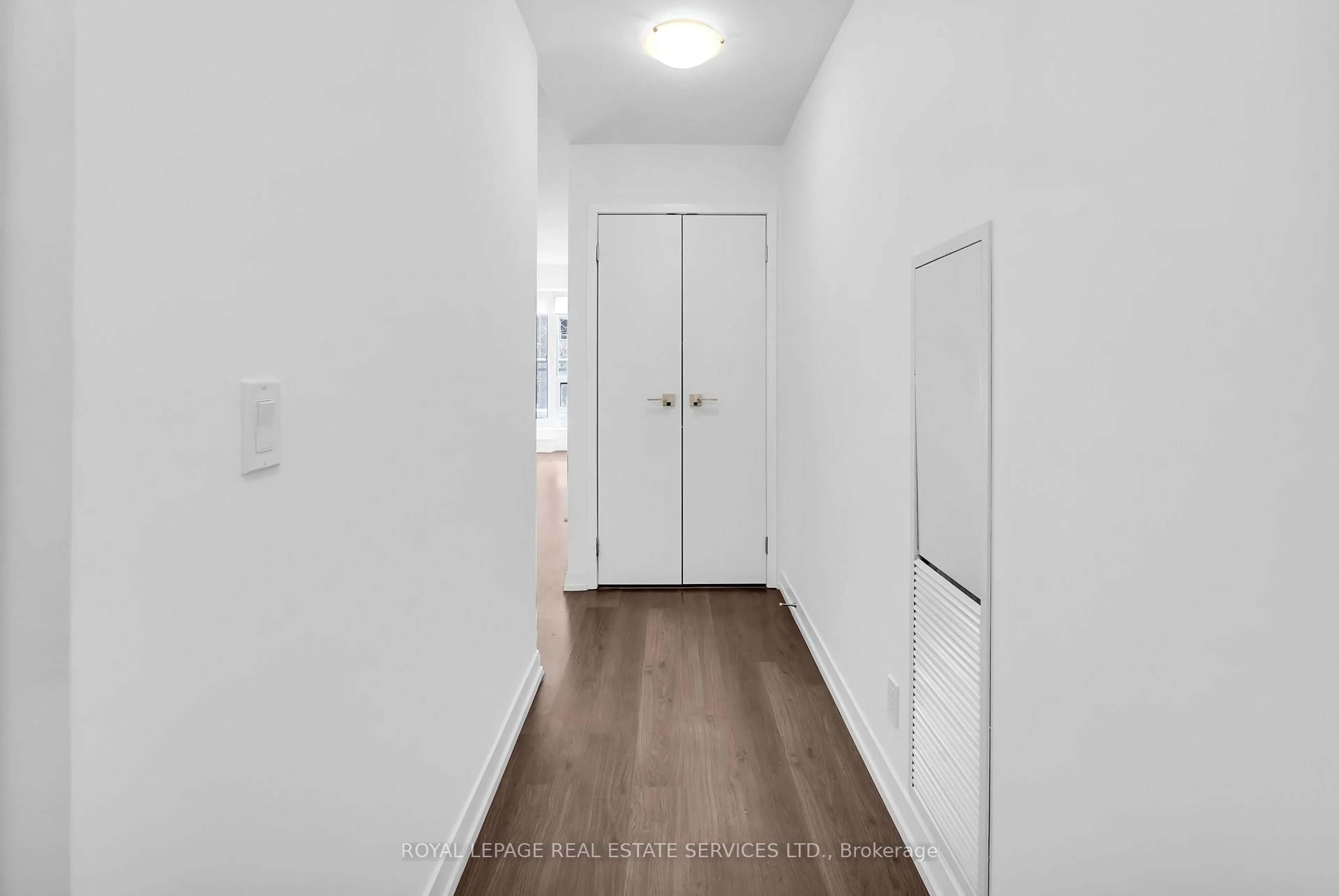 Indoor entryway for 98 Lillian St #208, Toronto Ontario M4S 0A5