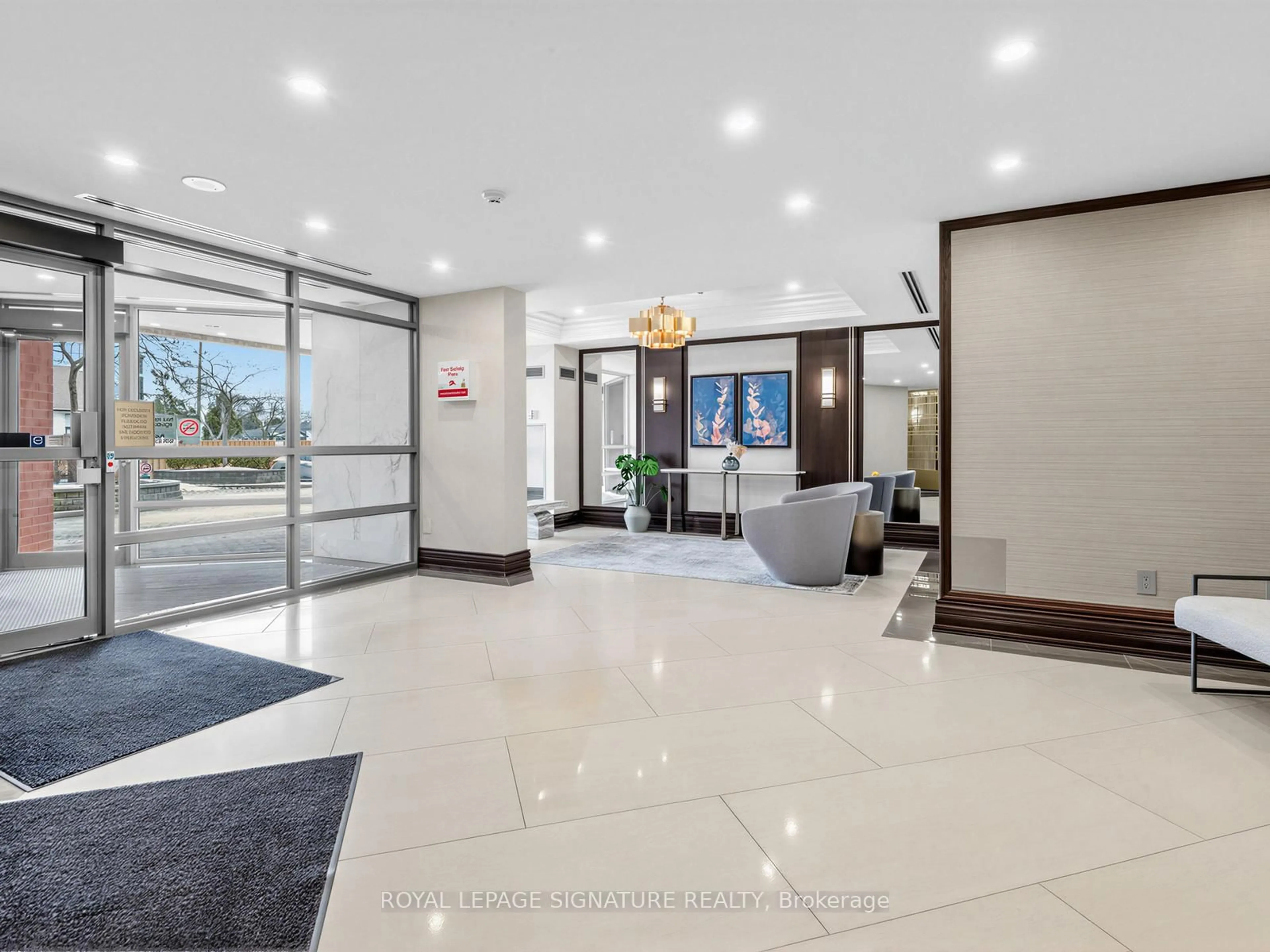 Indoor foyer for 800 Sheppard Ave #507, Toronto Ontario M3H 6B4