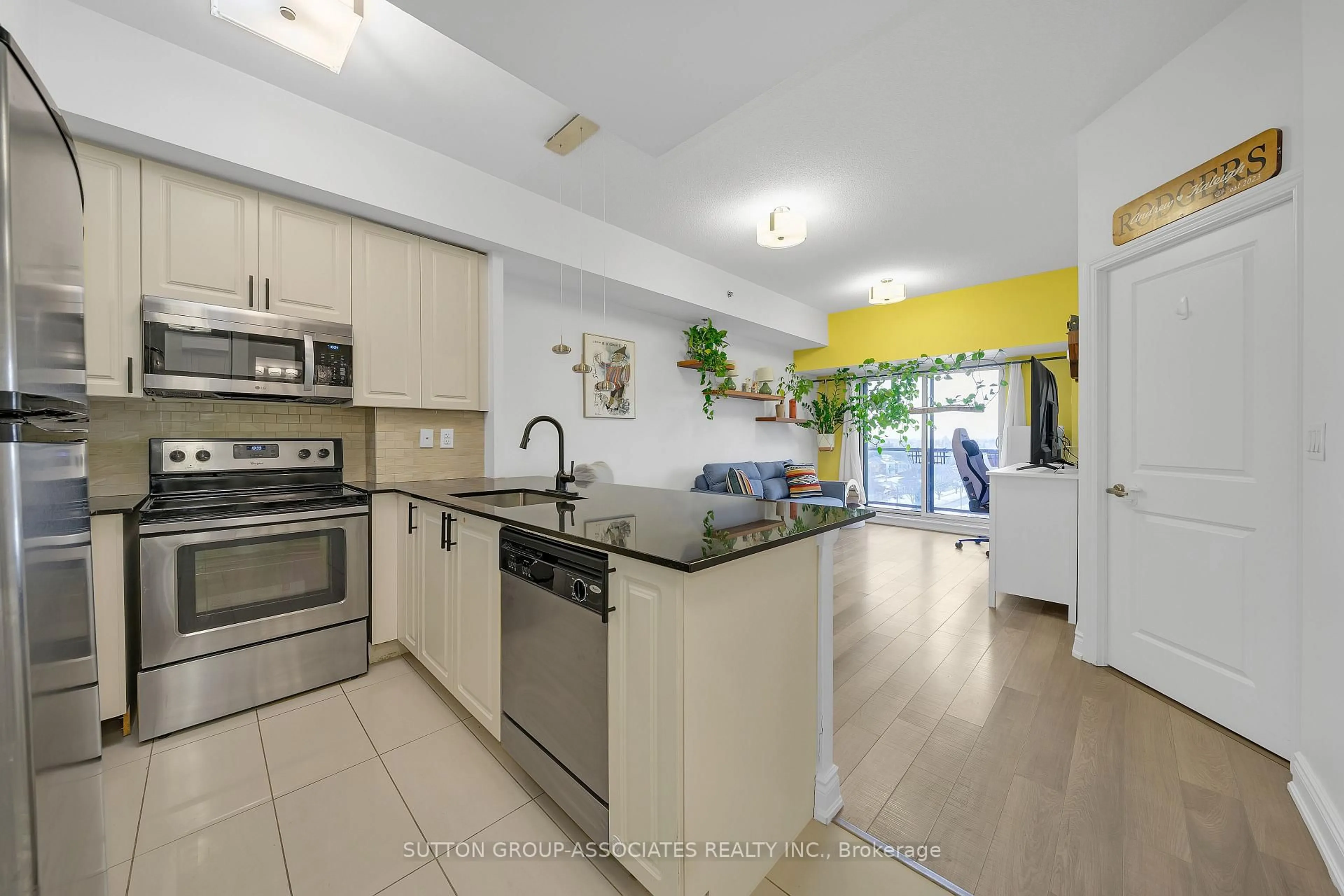 Open concept kitchen, ceramic/tile floor for 760 Sheppard Ave #802, Toronto Ontario M3H 0B3