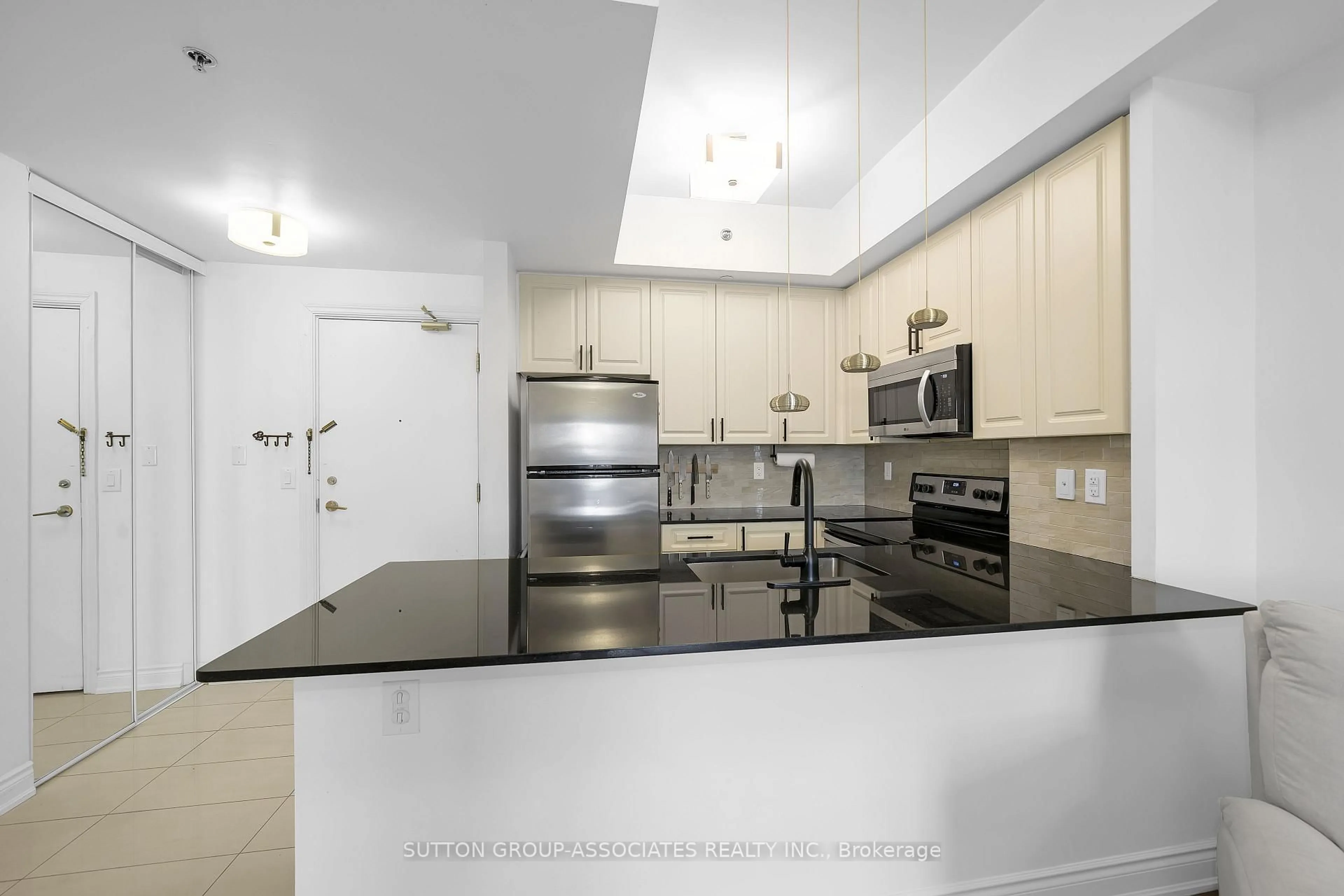 Standard kitchen, ceramic/tile floor for 760 Sheppard Ave #802, Toronto Ontario M3H 0B3