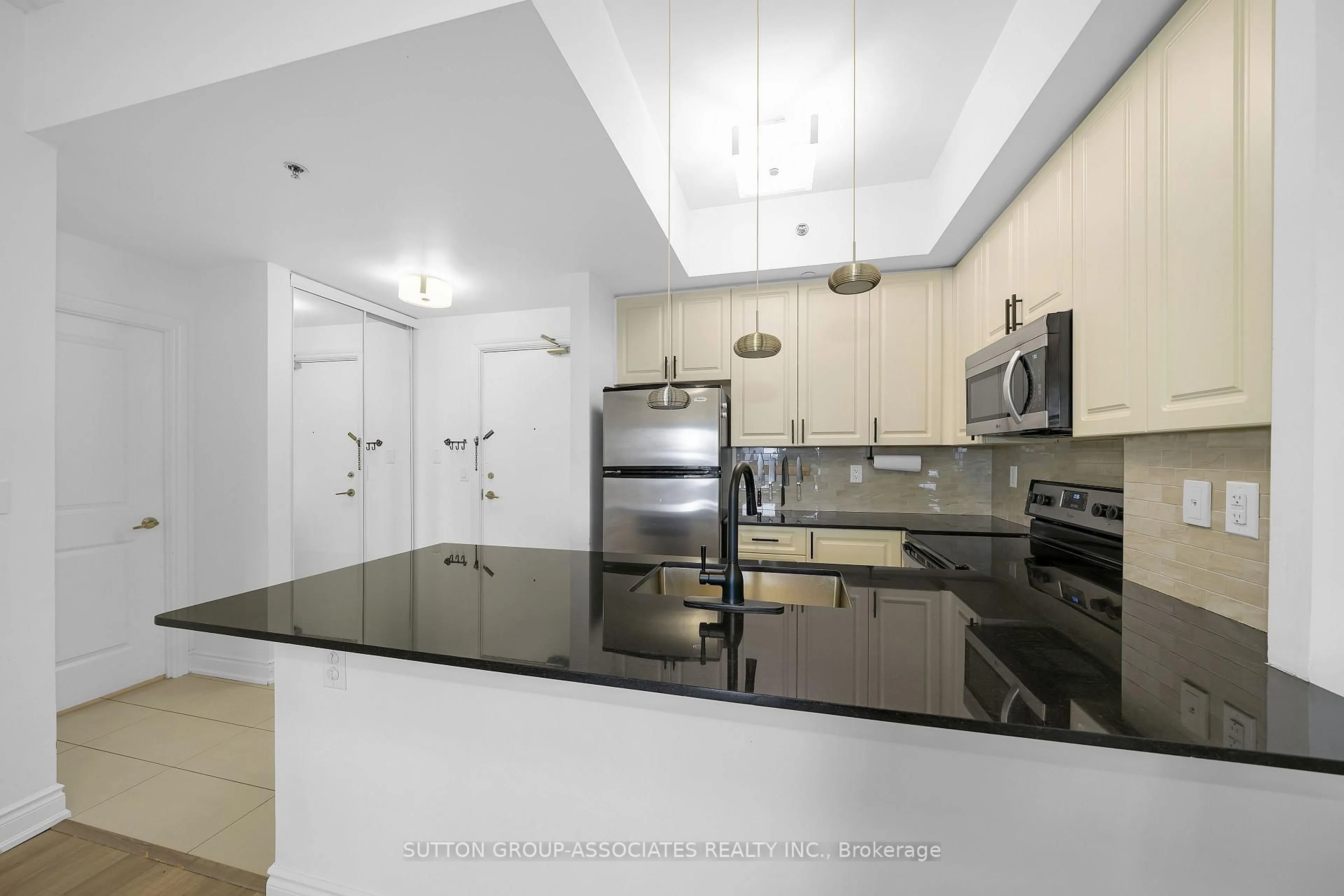 Standard kitchen, ceramic/tile floor for 760 Sheppard Ave #802, Toronto Ontario M3H 0B3