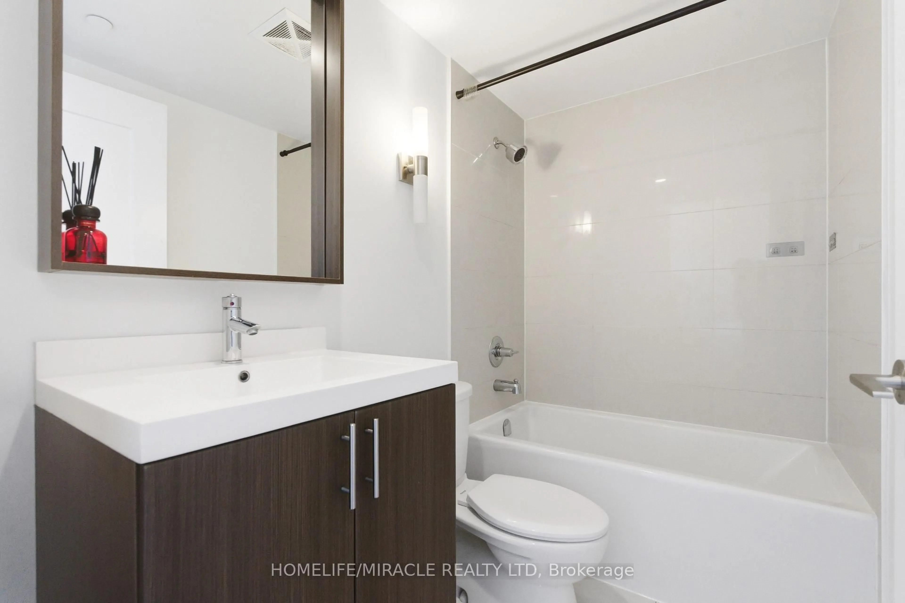 Standard bathroom, ceramic/tile floor for 18 Graydon Hall Dr #1705, Toronto Ontario M3A 0A4