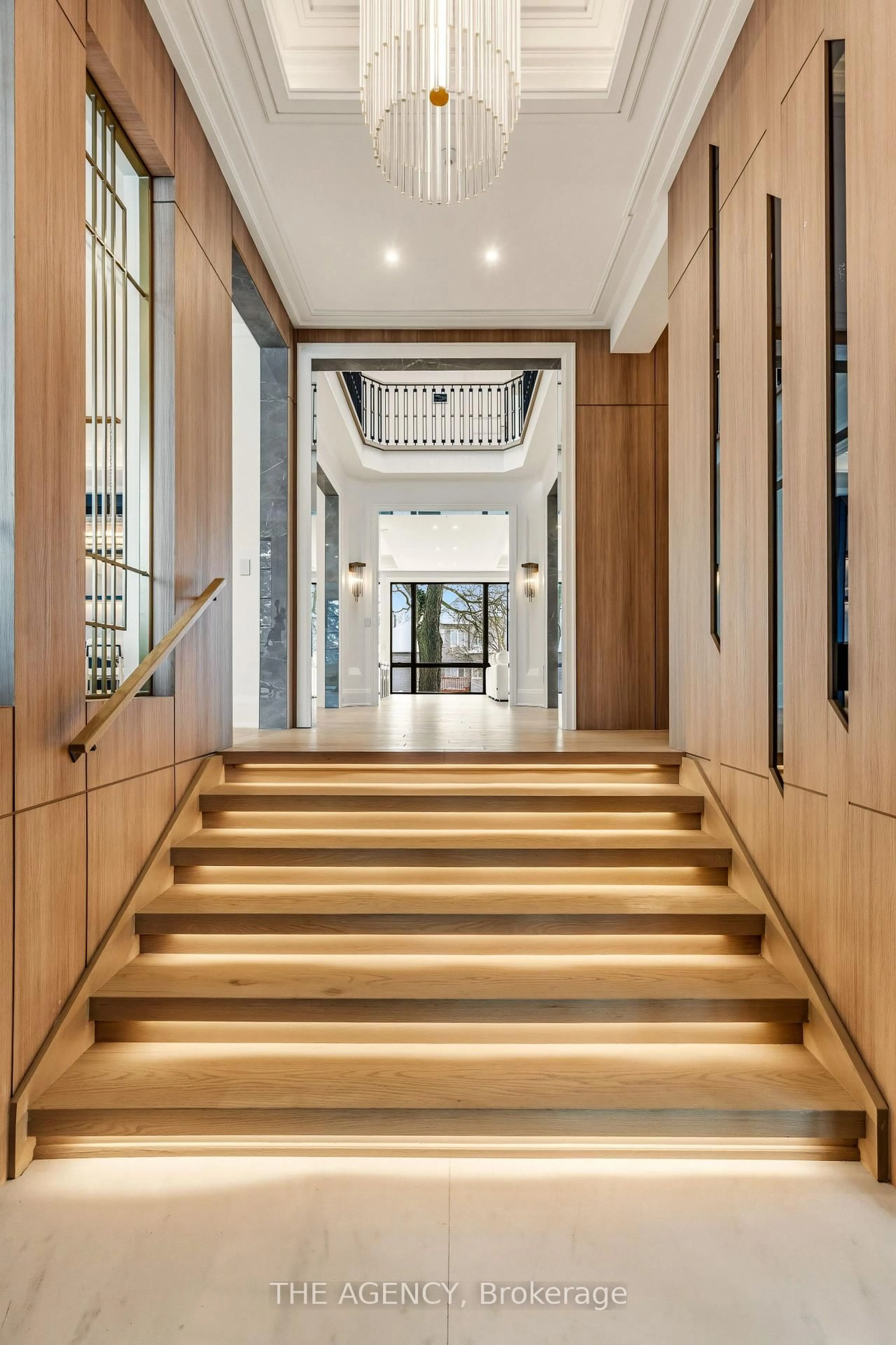 Indoor foyer for 149 Highland Cres, Toronto Ontario M2L 1H2