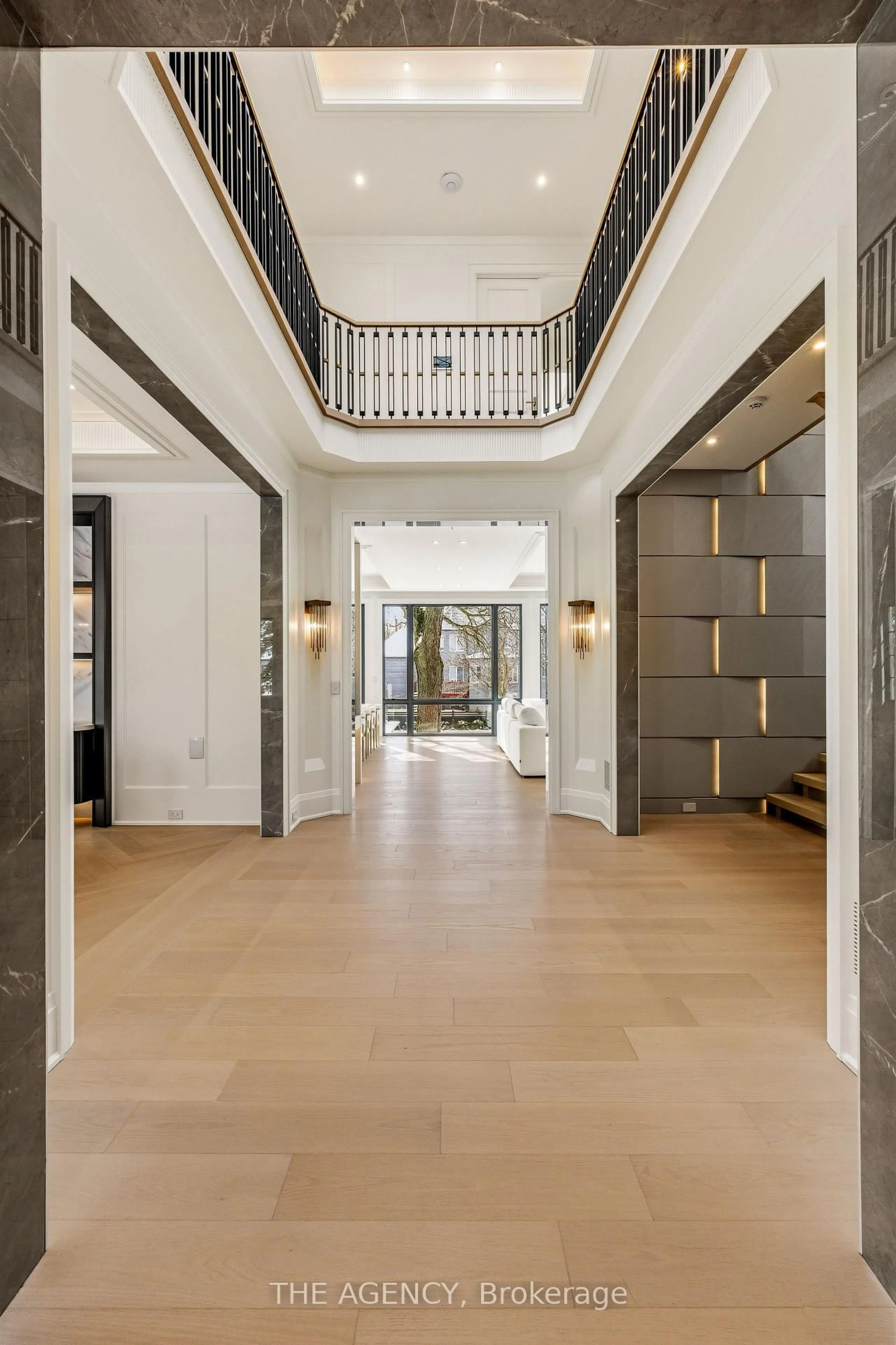 Indoor foyer for 149 Highland Cres, Toronto Ontario M2L 1H2