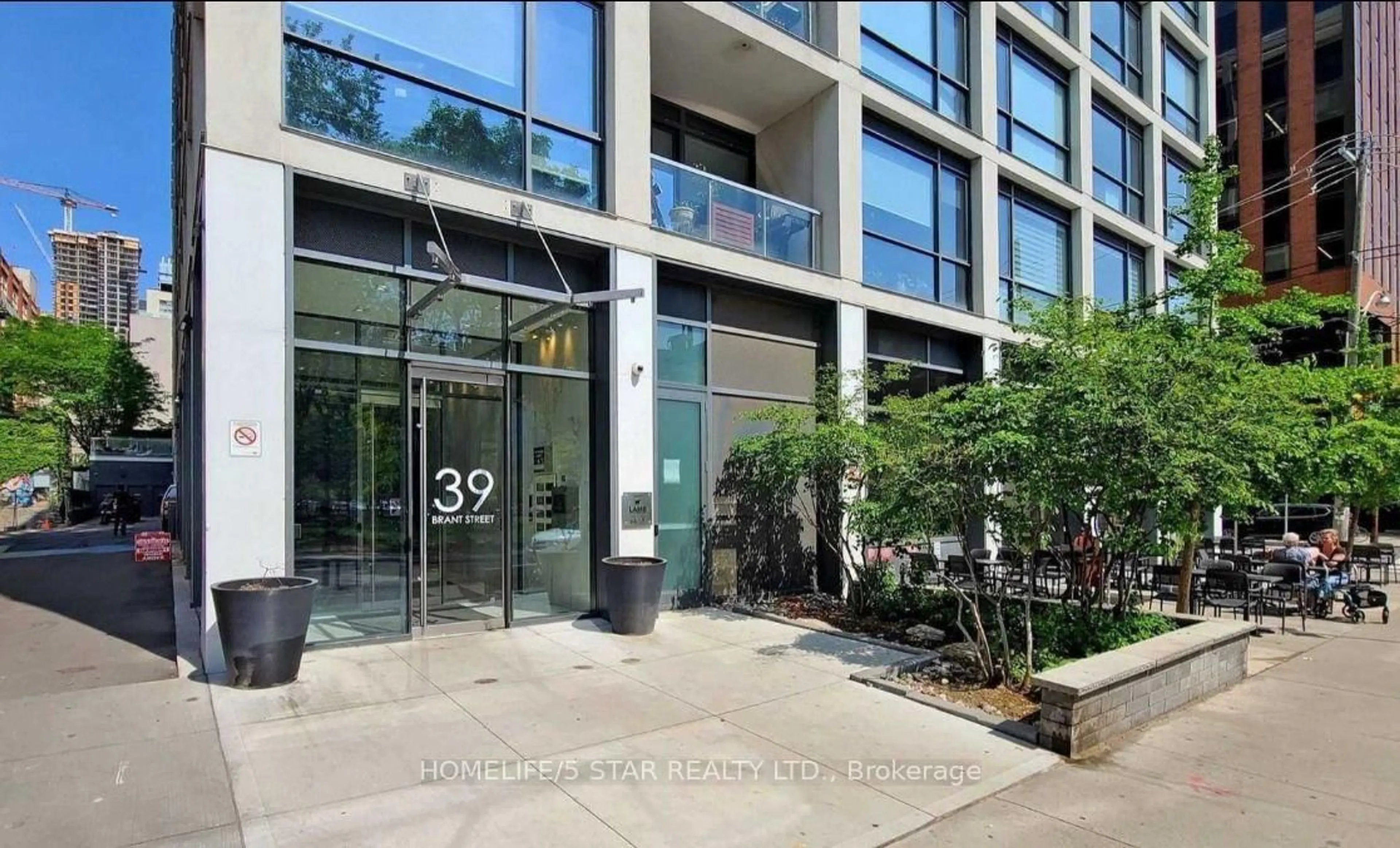 Indoor foyer for 39 BRANT St #525, Toronto Ontario M5V 0M8