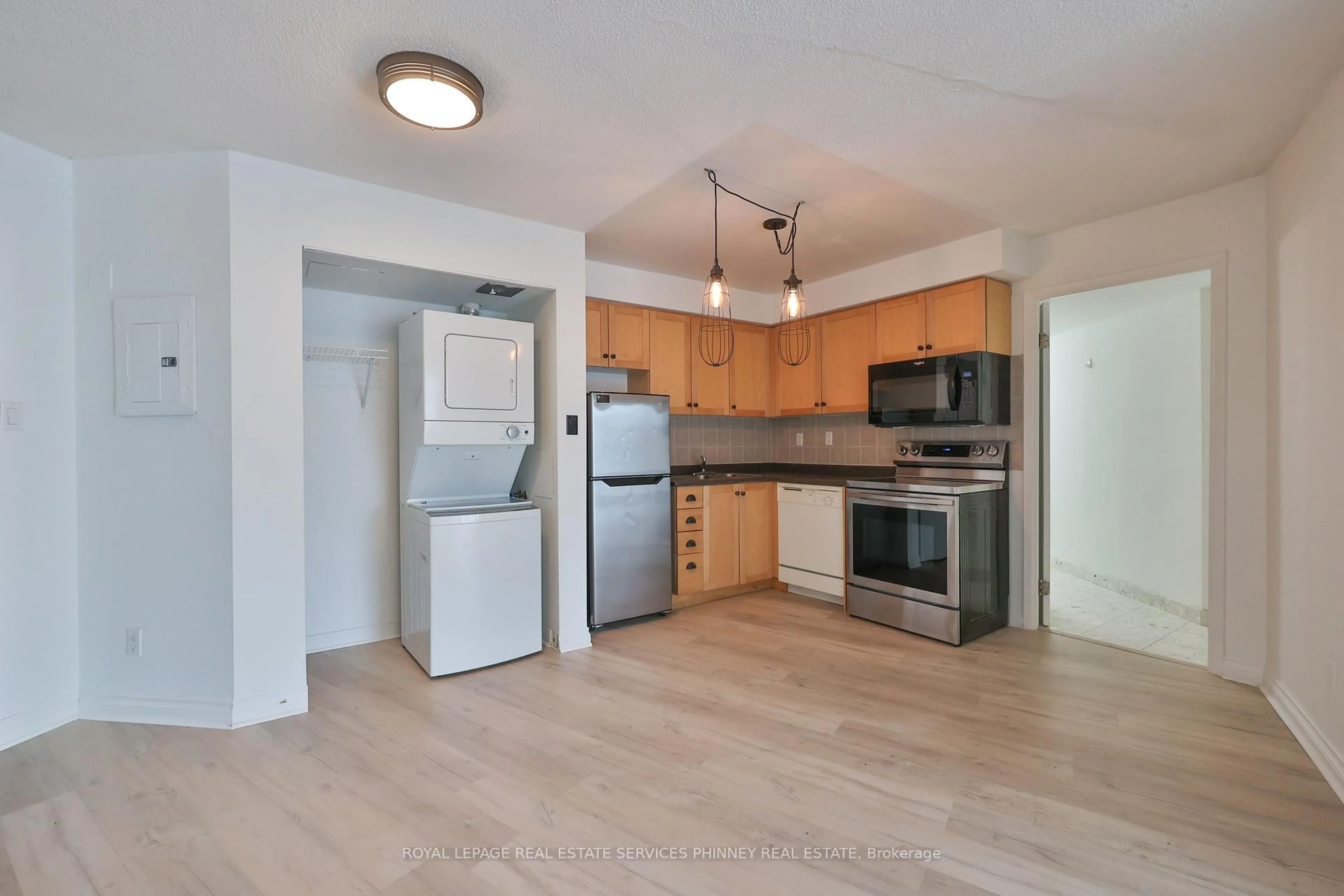 Standard kitchen, wood/laminate floor for 650 Queens Quay #302, Toronto Ontario M5V 3N2