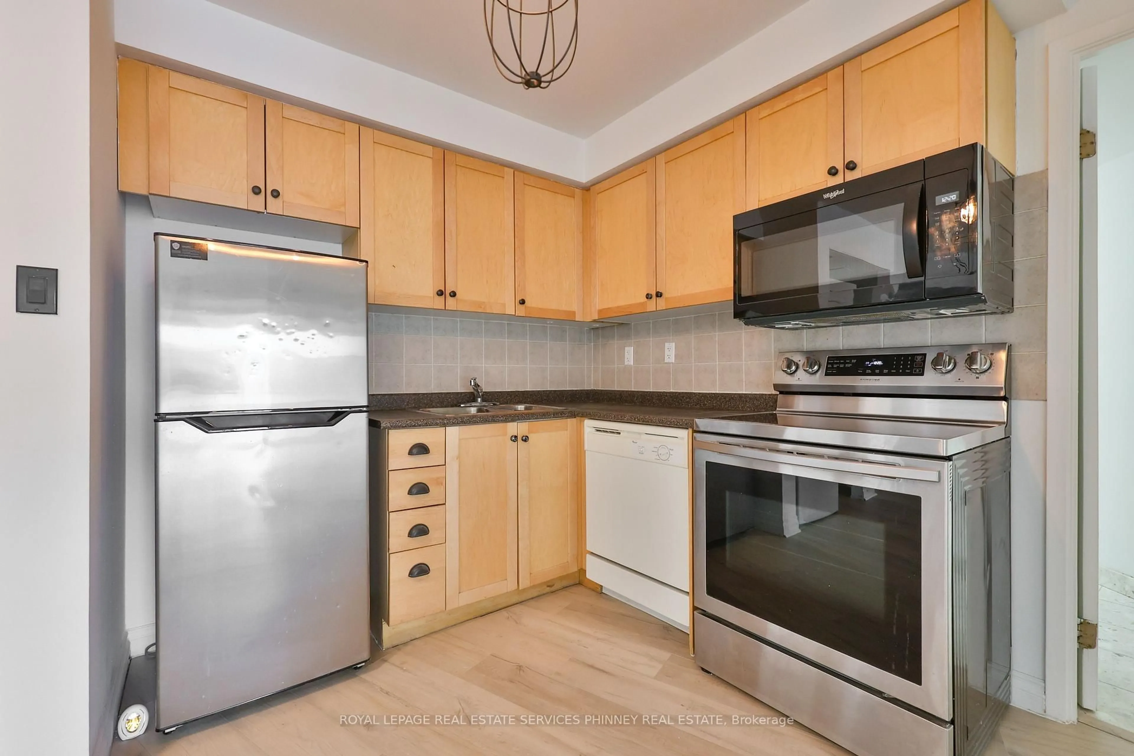 Standard kitchen, unknown for 650 Queens Quay #302, Toronto Ontario M5V 3N2