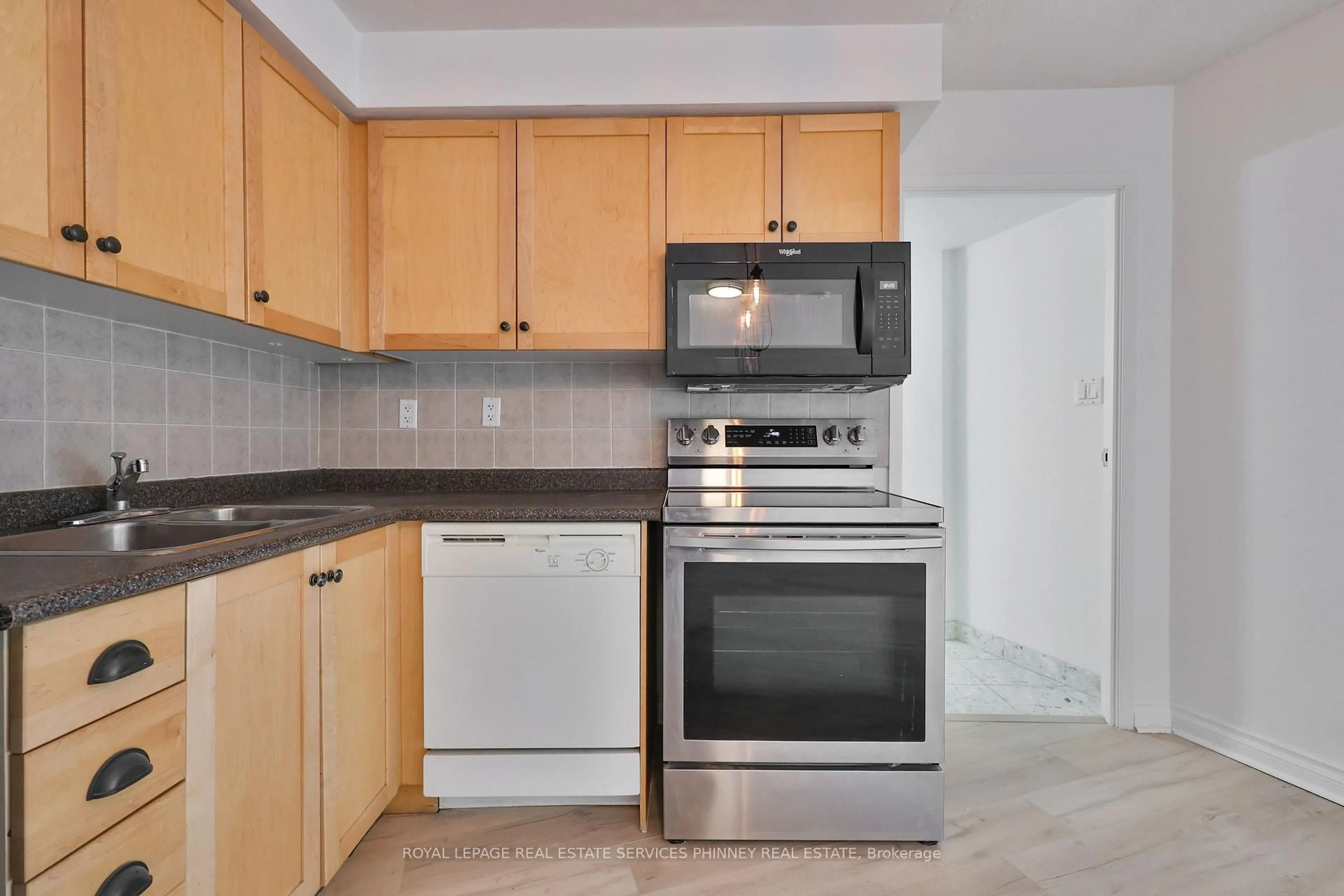 Standard kitchen, unknown for 650 Queens Quay #302, Toronto Ontario M5V 3N2