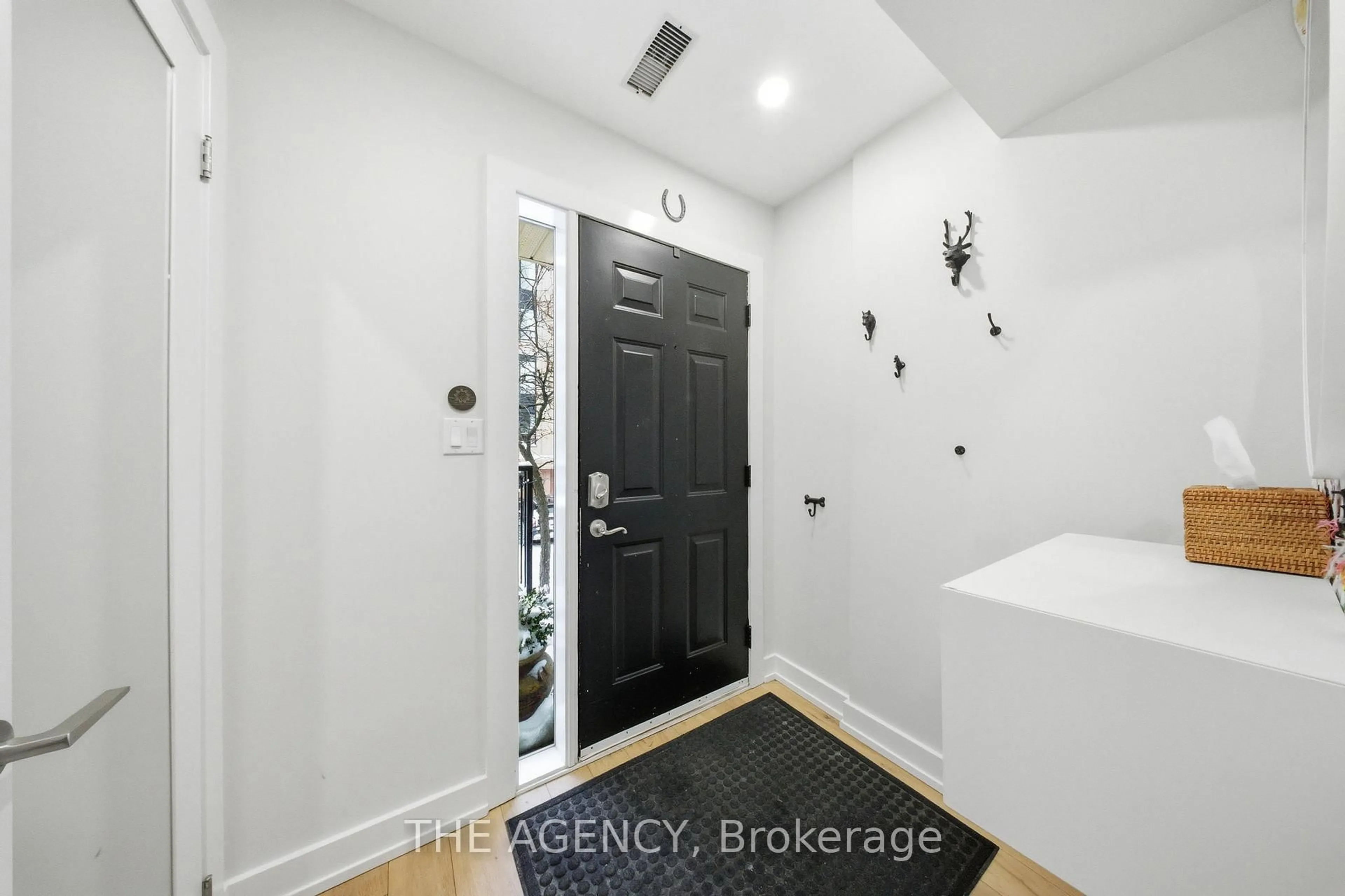 Indoor entryway for 208 Niagara St #26, Toronto Ontario M6J 3W5