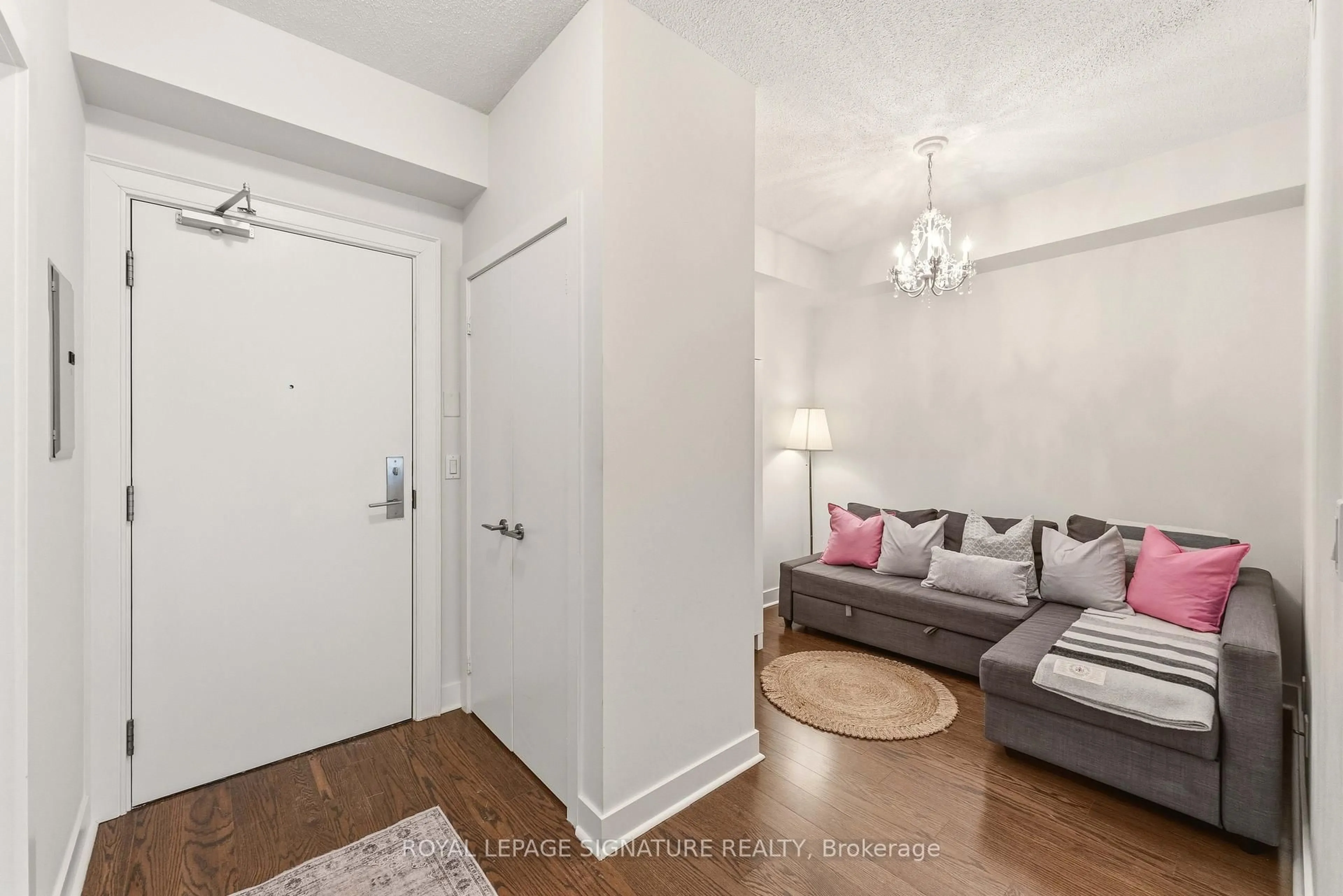 Indoor entryway for 438 King St #712, Toronto Ontario M5V 3T9