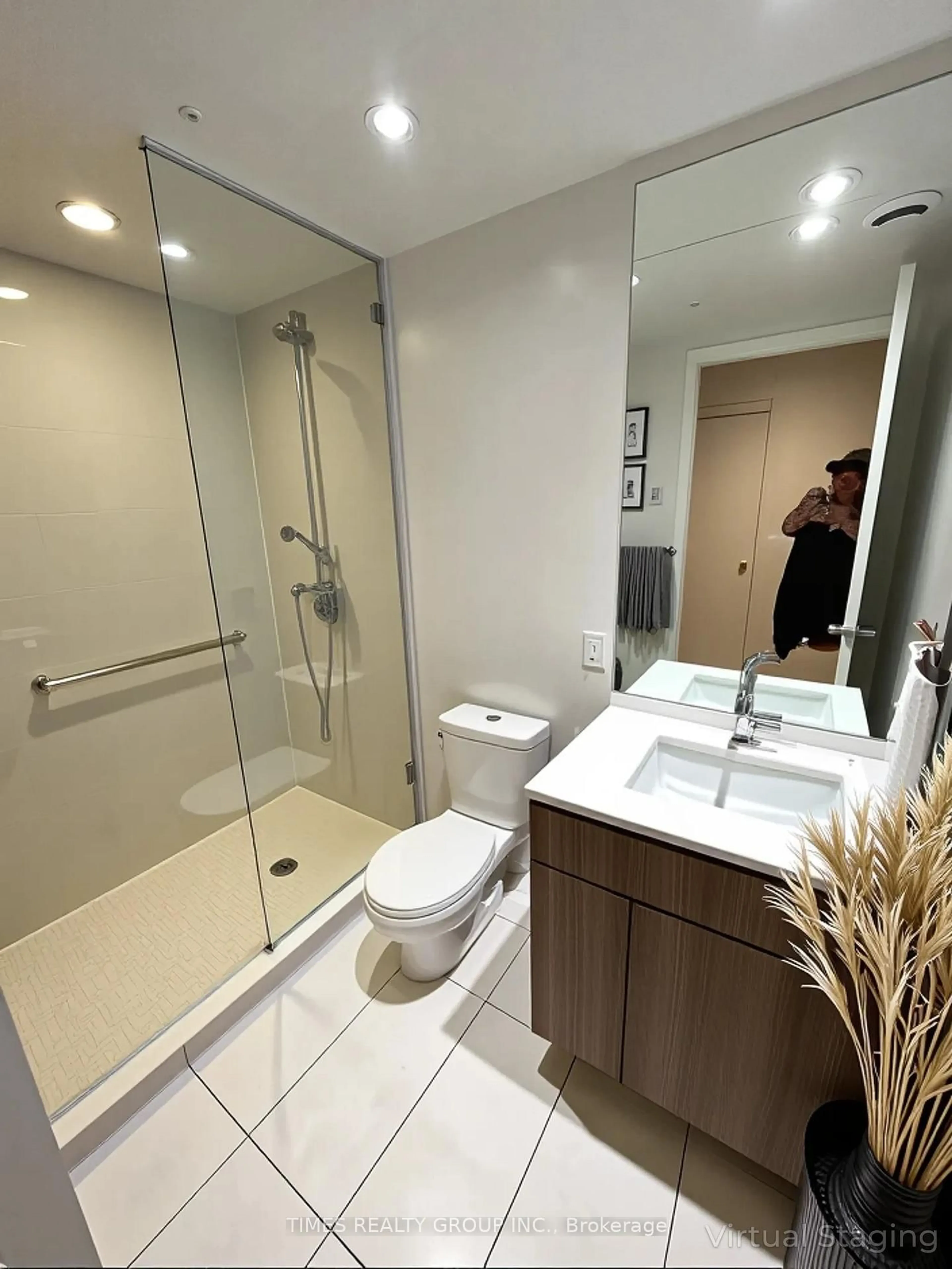 Standard bathroom, ceramic/tile floor for 60 Colborne St #607, Toronto Ontario M5E 1E3