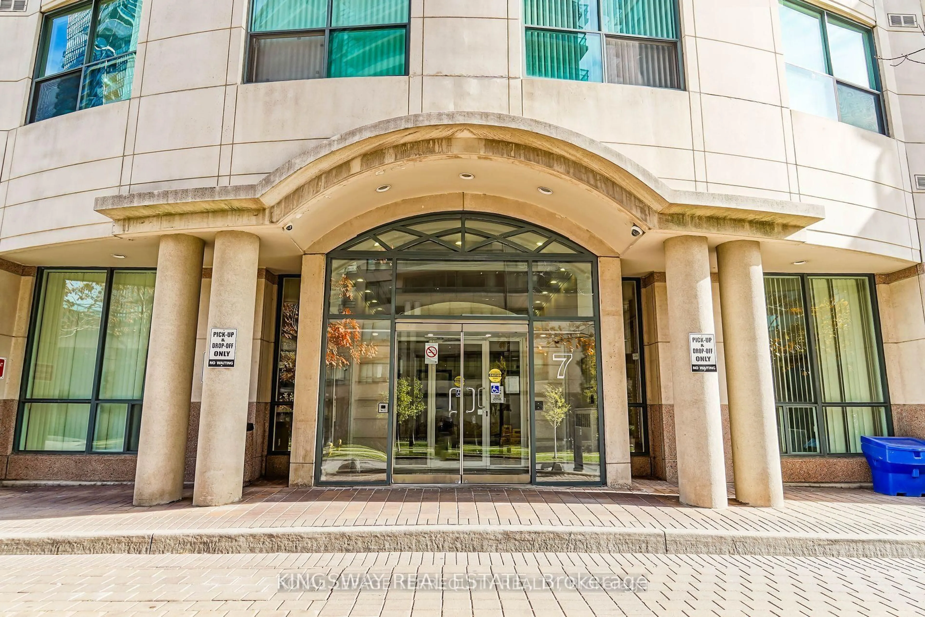 Indoor foyer for 7 Lorraine Dr #812, Toronto Ontario M2N 7H2