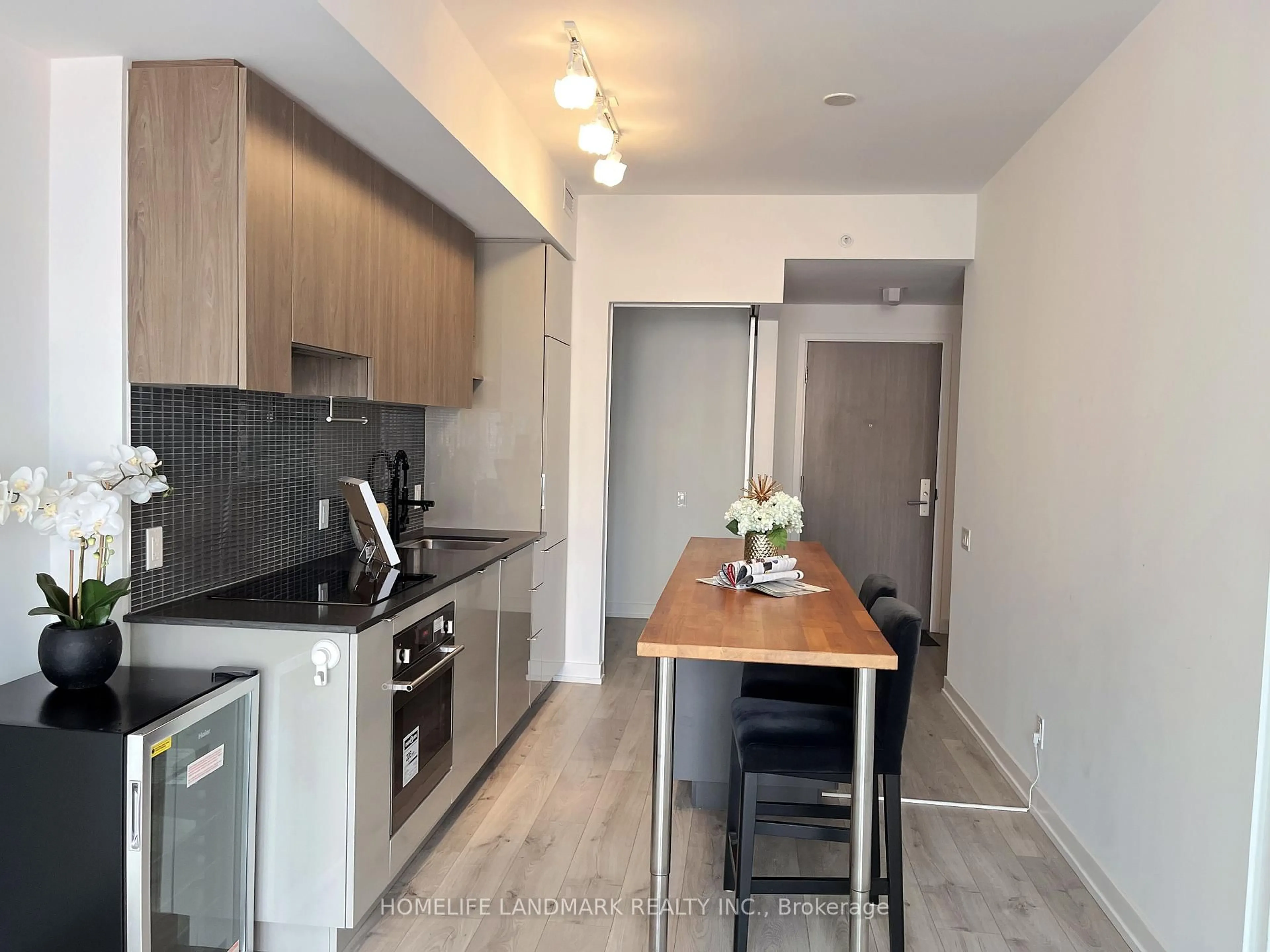 Standard kitchen, wood/laminate floor for 161 Roehampton Ave #507, Toronto Ontario M4P 1P9