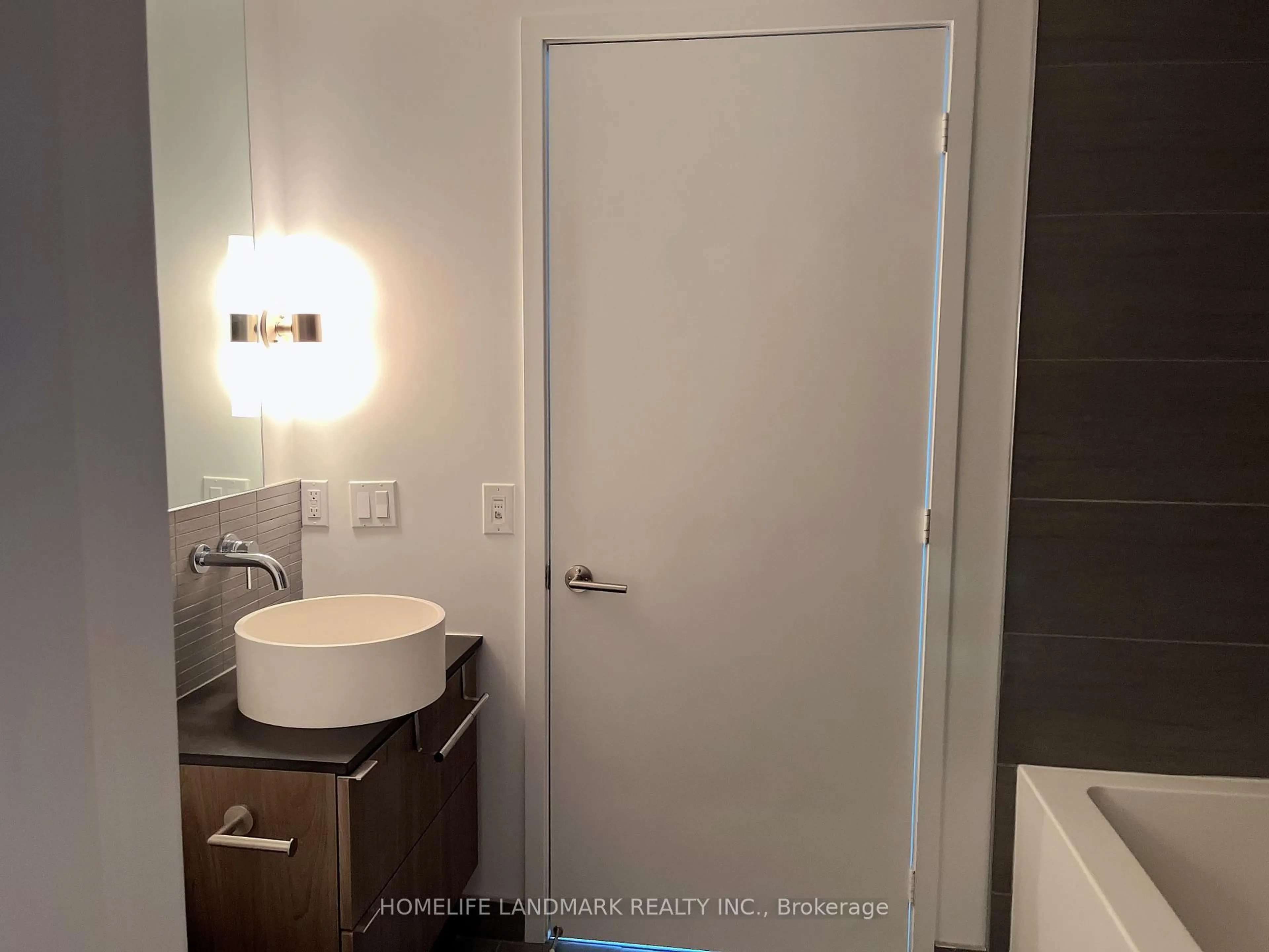 Standard bathroom, unknown for 161 Roehampton Ave #507, Toronto Ontario M4P 1P9